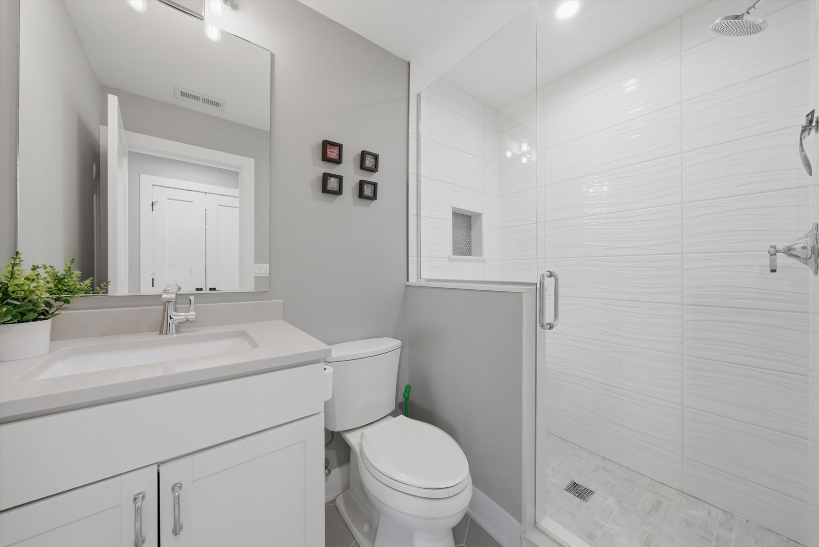 2245 N Rockwell Street Unit: 2