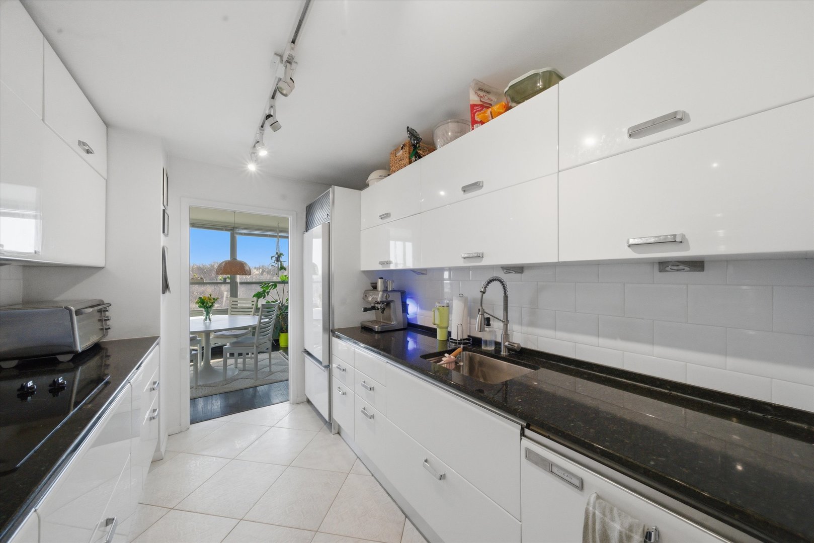 3550 N LAKE SHORE Drive Unit: 516
