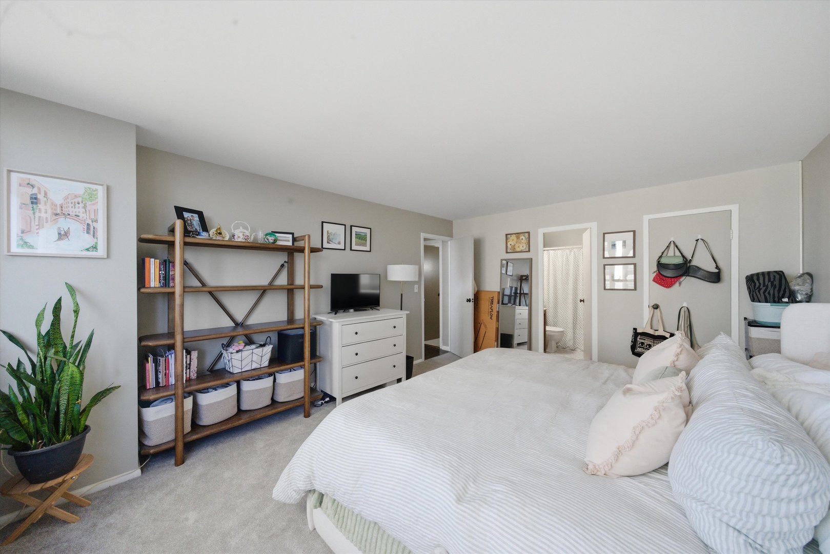 3550 N LAKE SHORE Drive Unit: 516