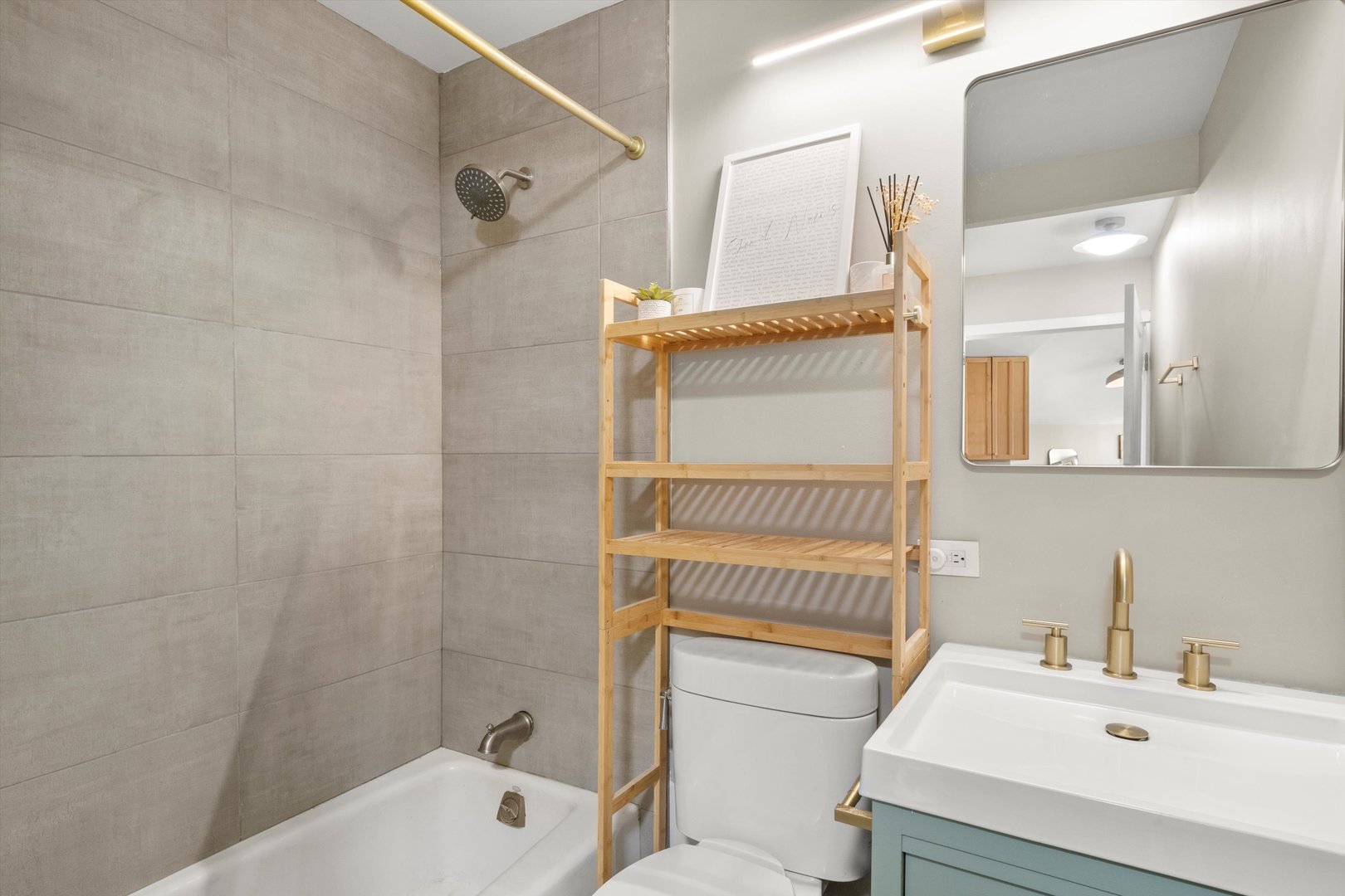4343 N Clarendon Avenue Unit: 2104