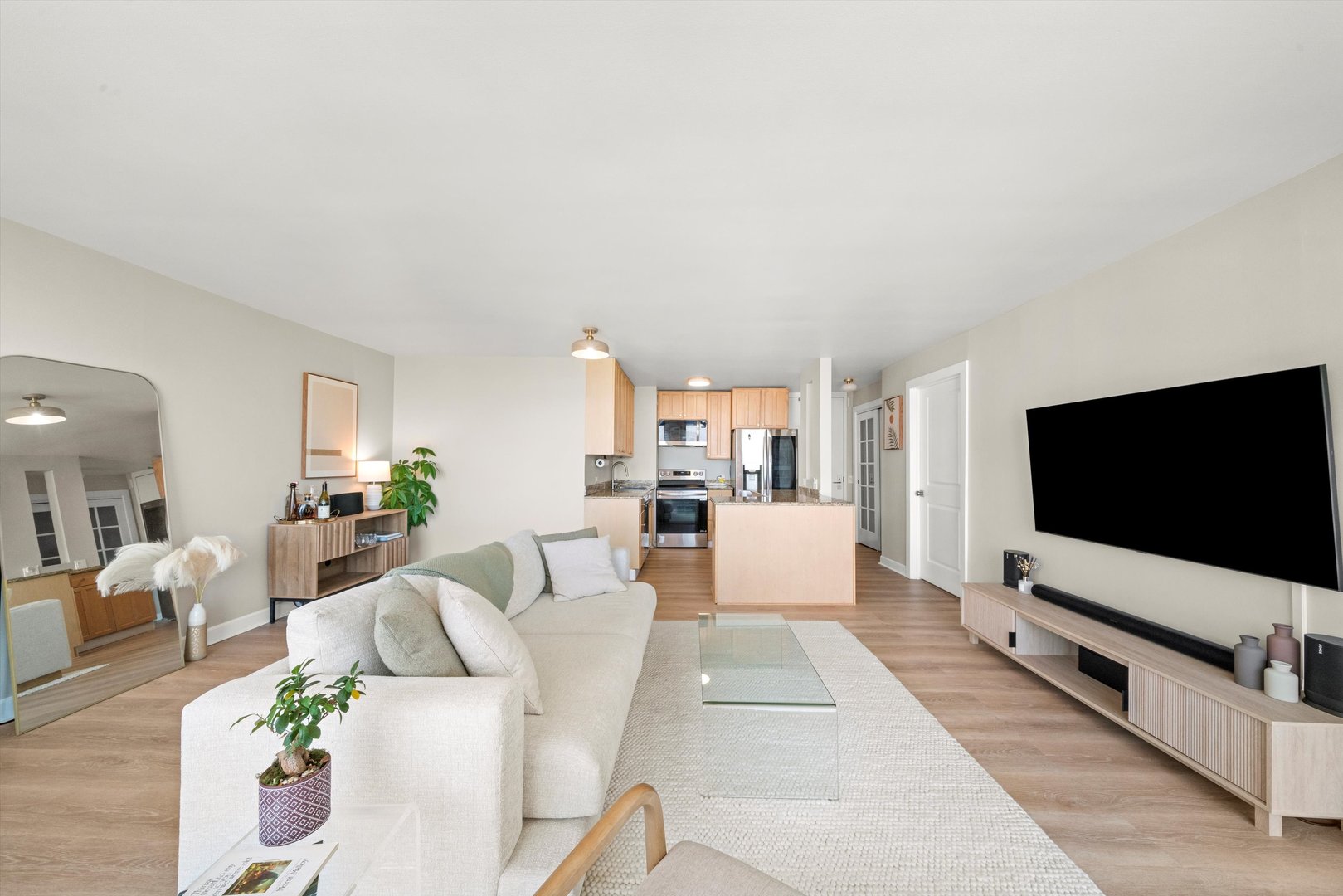 4343 N Clarendon Avenue Unit: 2104