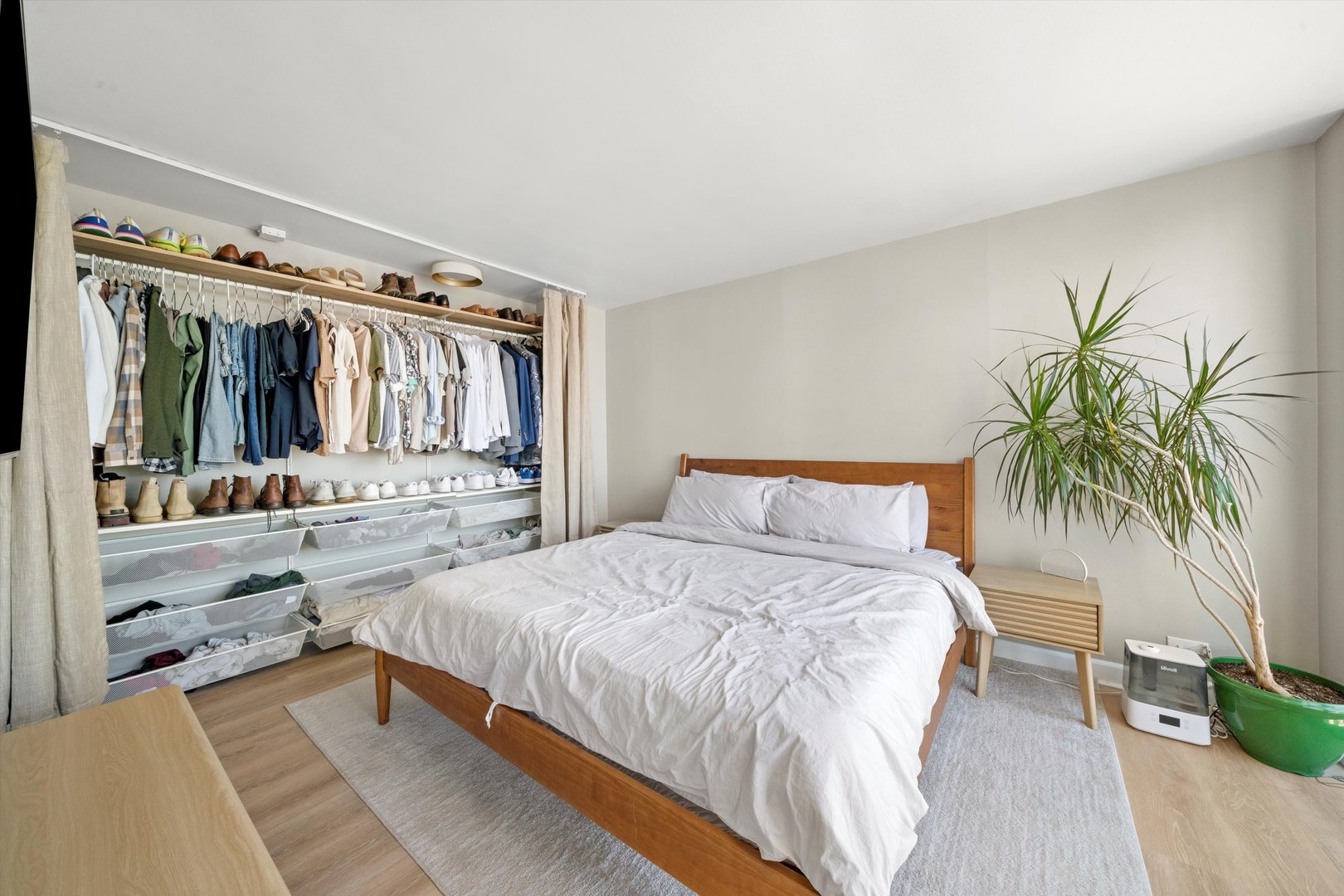 4343 N Clarendon Avenue Unit: 2104
