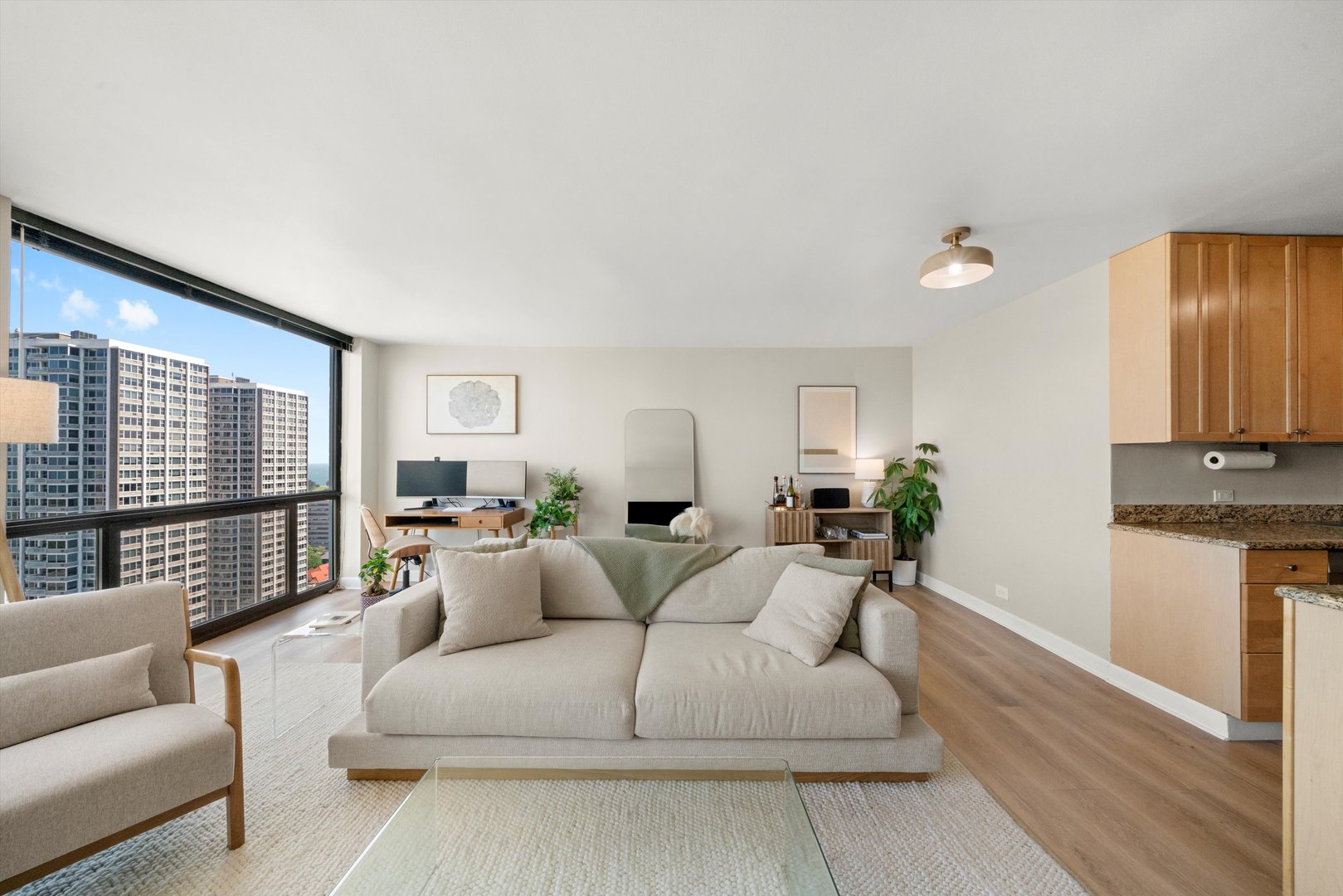 4343 N Clarendon Avenue Unit: 2104