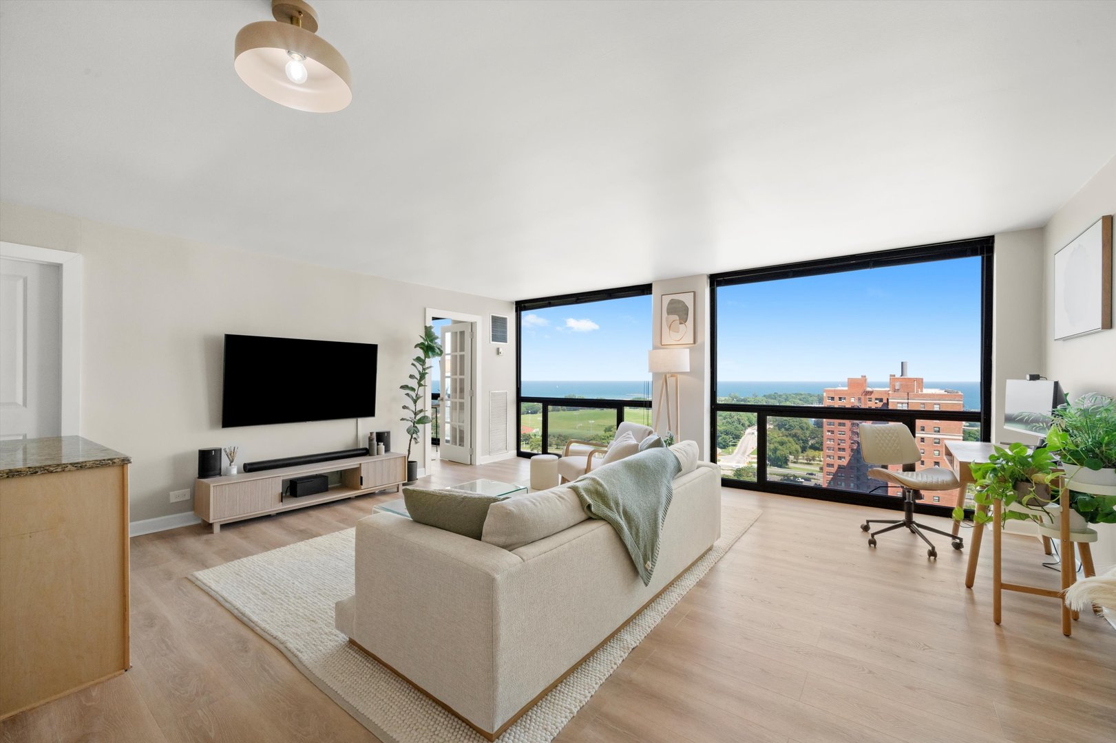 4343 N Clarendon Avenue Unit: 2104