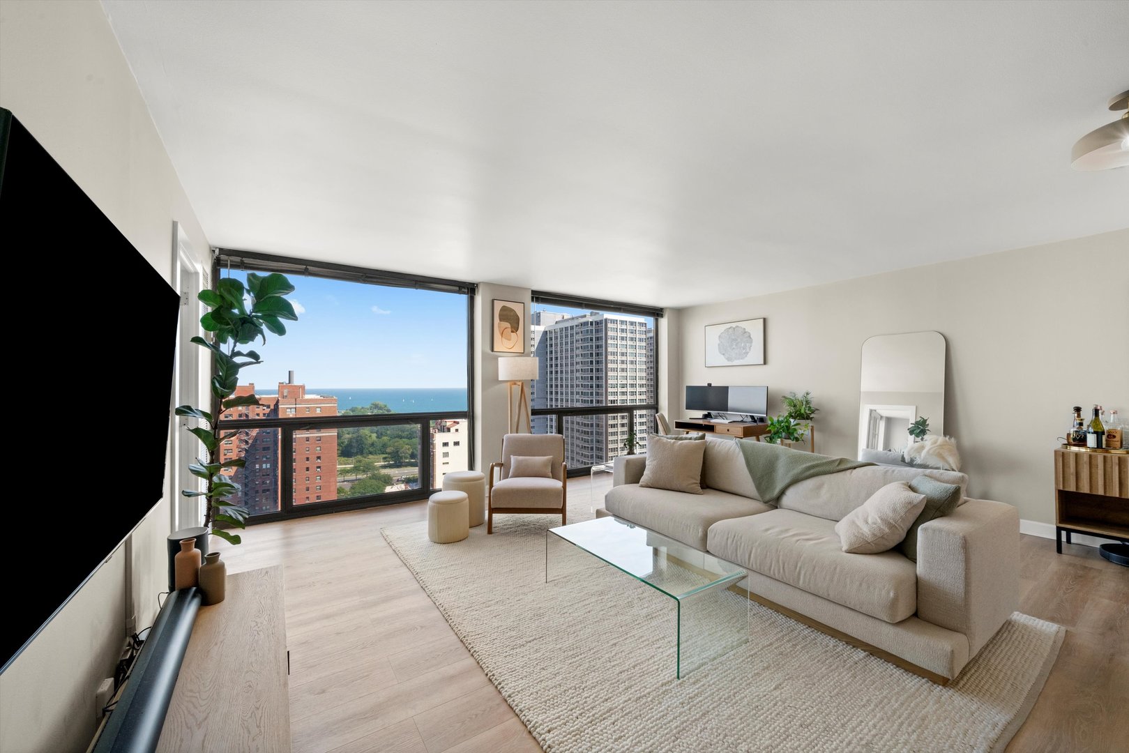 4343 N Clarendon Avenue Unit: 2104
