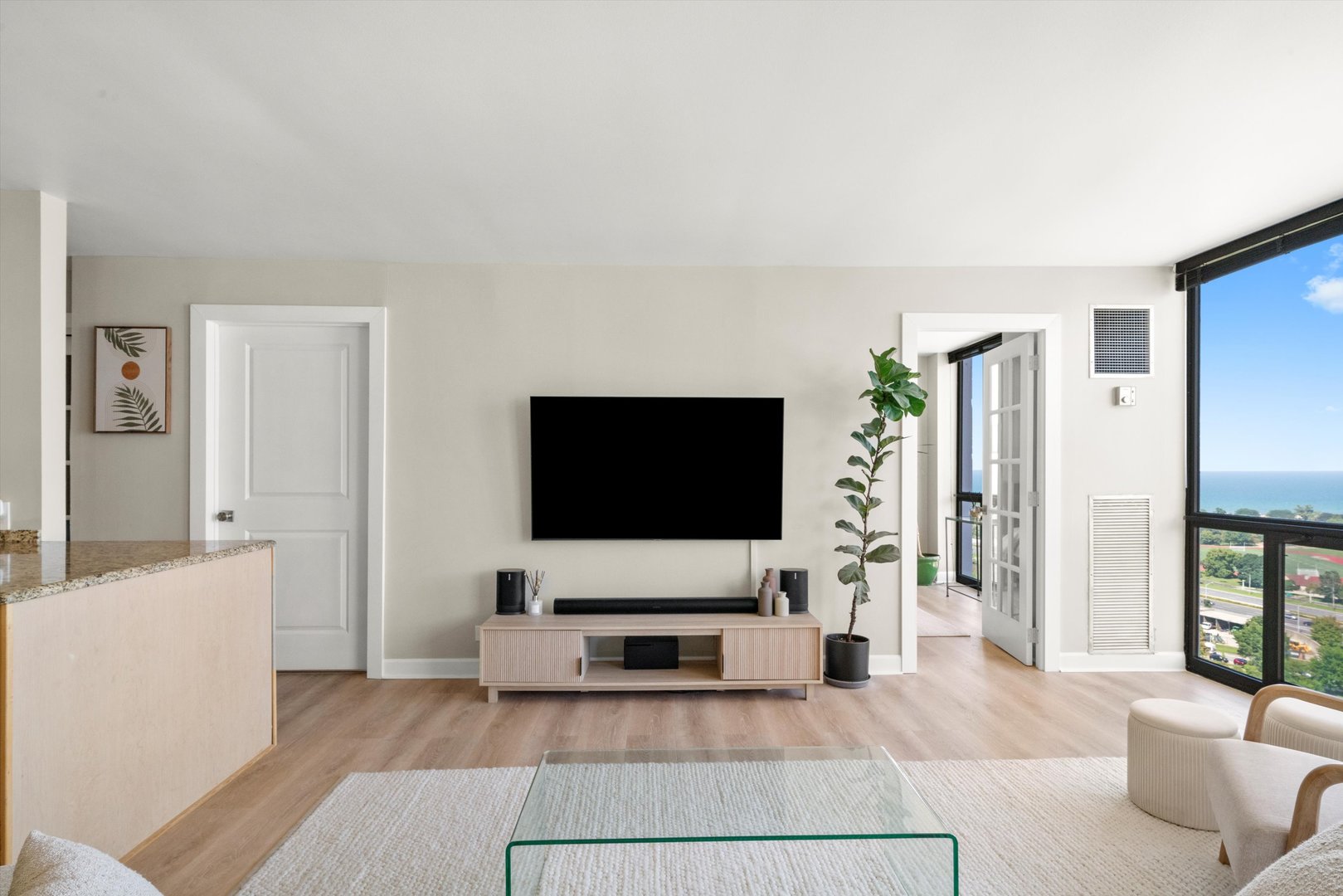 4343 N Clarendon Avenue Unit: 2104