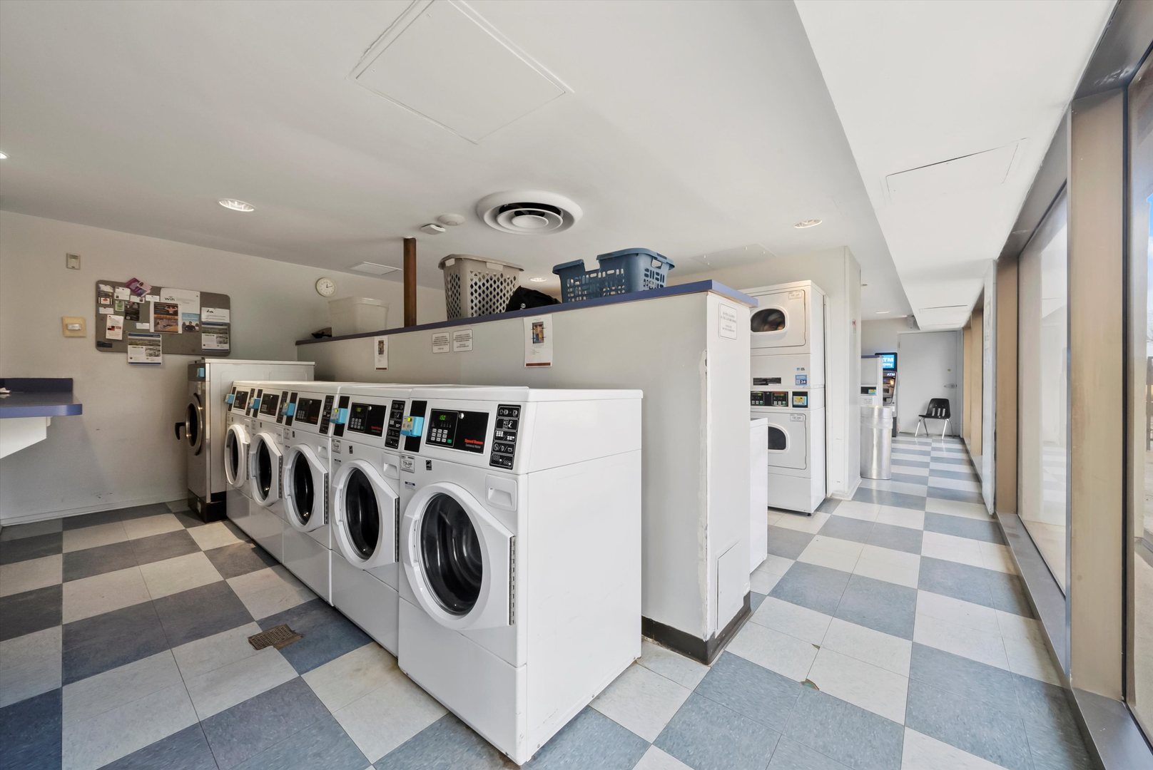 4343 N Clarendon Avenue Unit: 2104