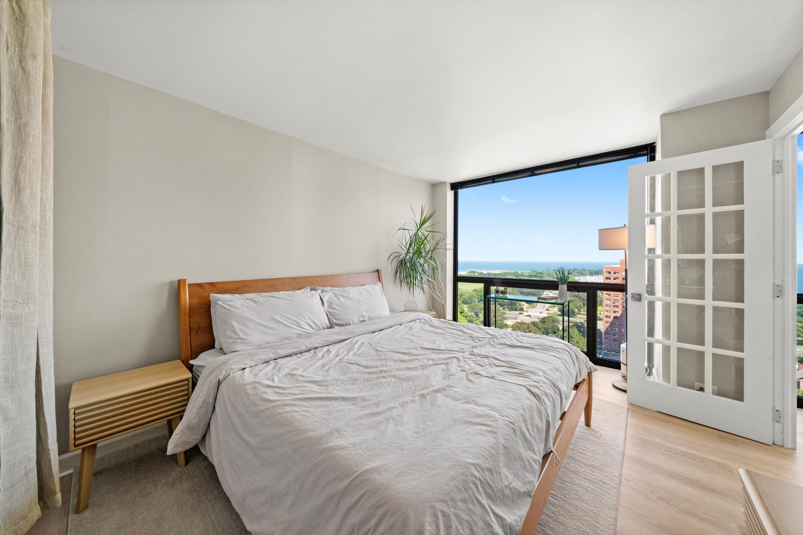 4343 N Clarendon Avenue Unit: 2104