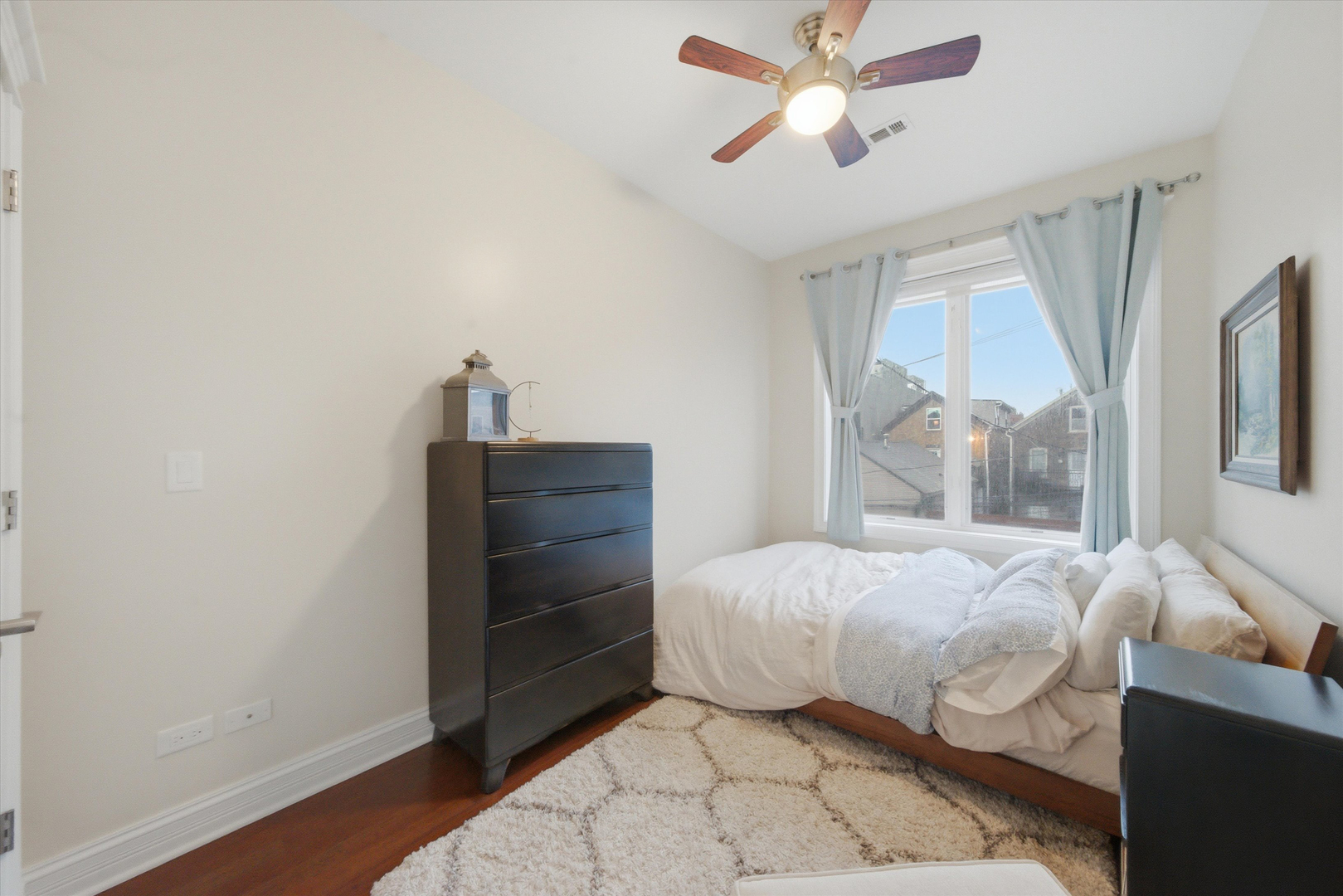 1245 N Greenview Avenue Unit: 3