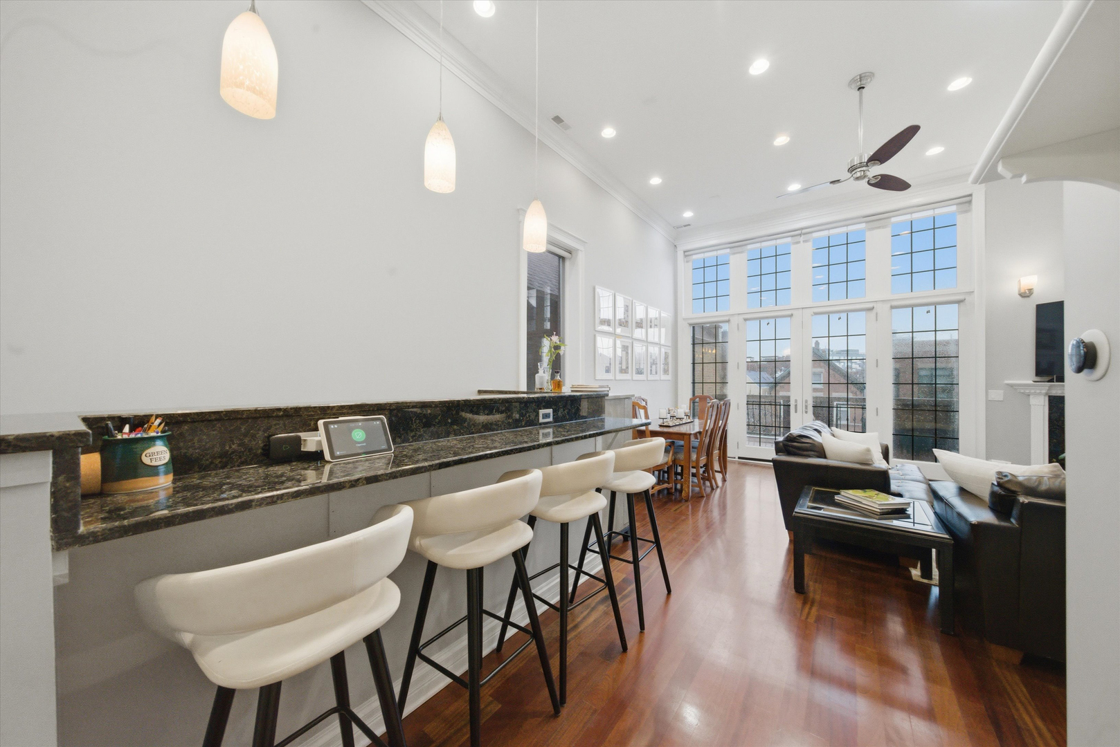 1245 N Greenview Avenue Unit: 3