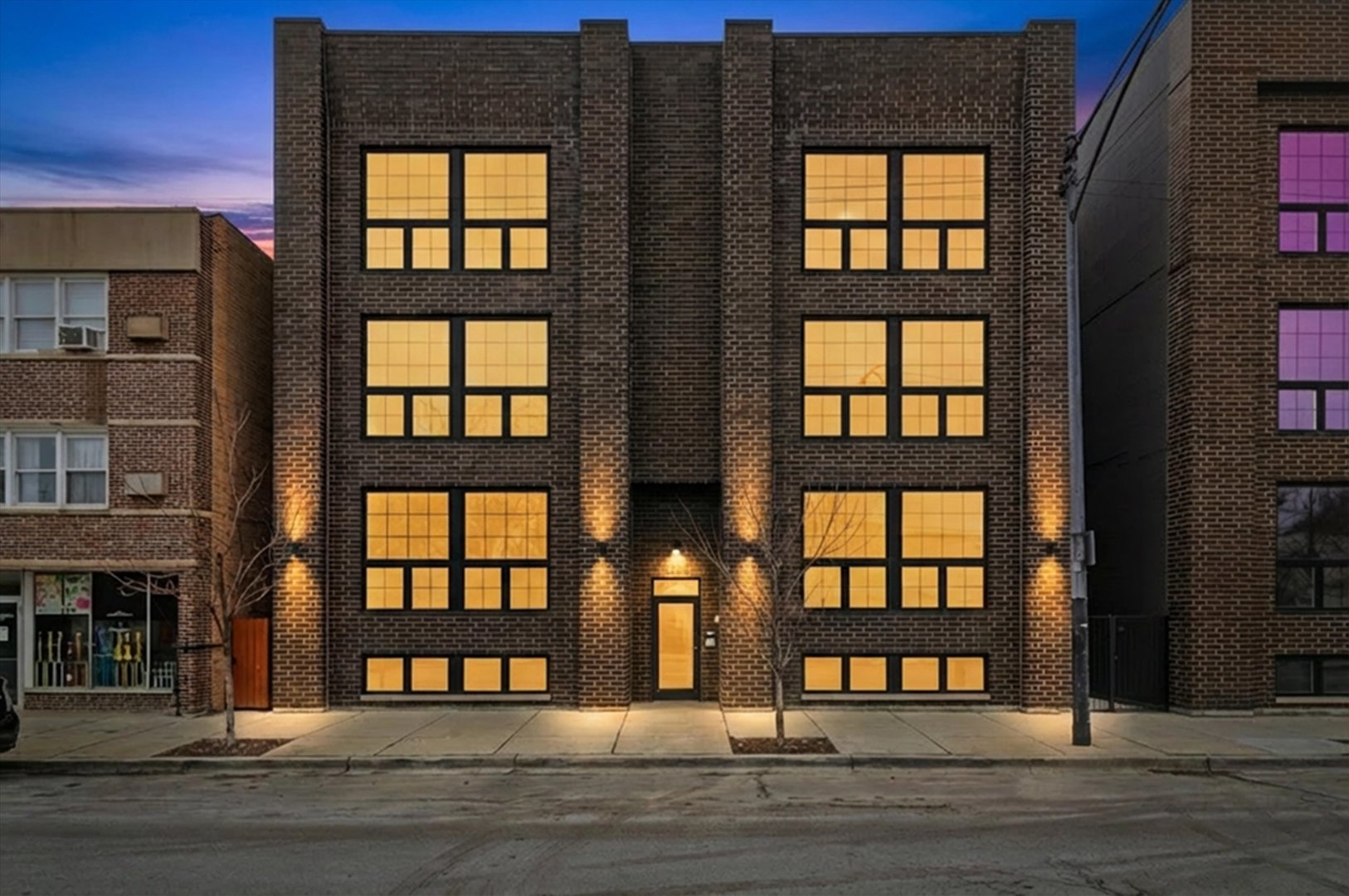 5824 N Lincoln Avenue Unit: 2S