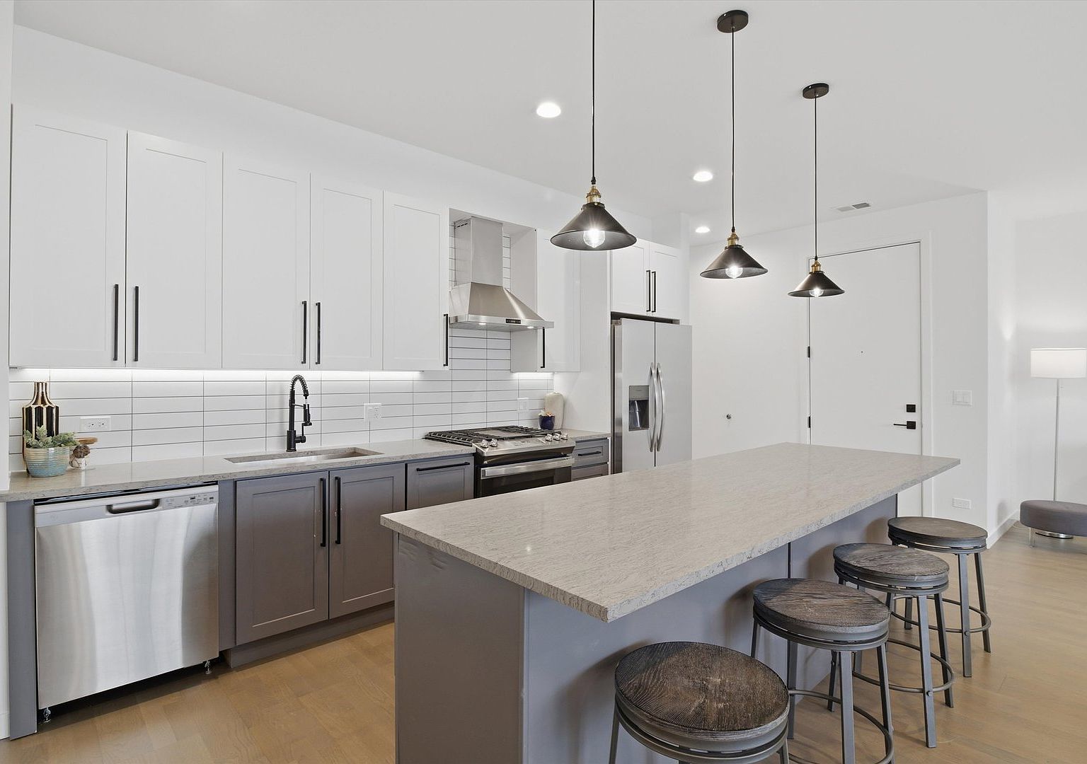 5824 N Lincoln Avenue Unit: GN