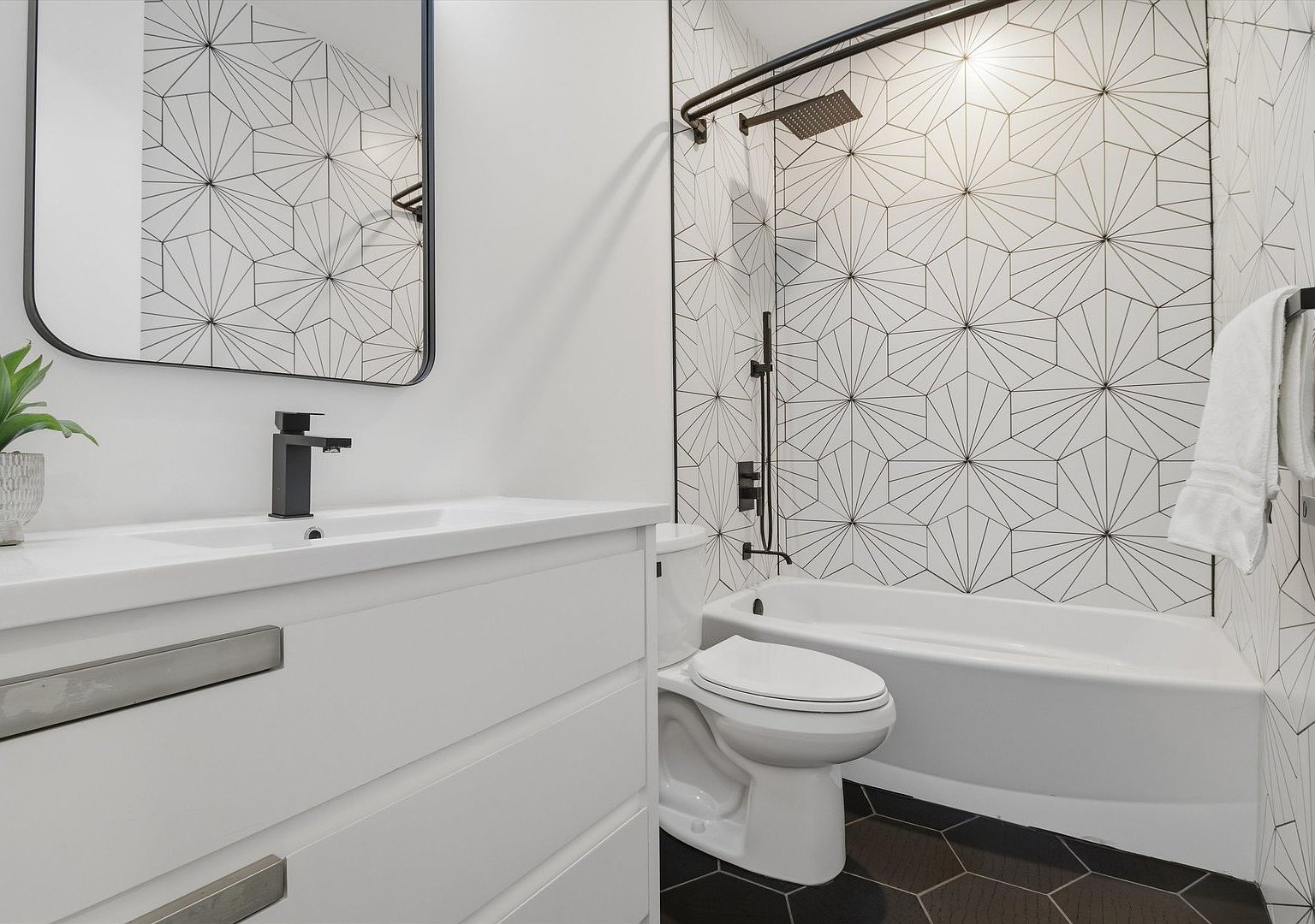 5824 N Lincoln Avenue Unit: GN