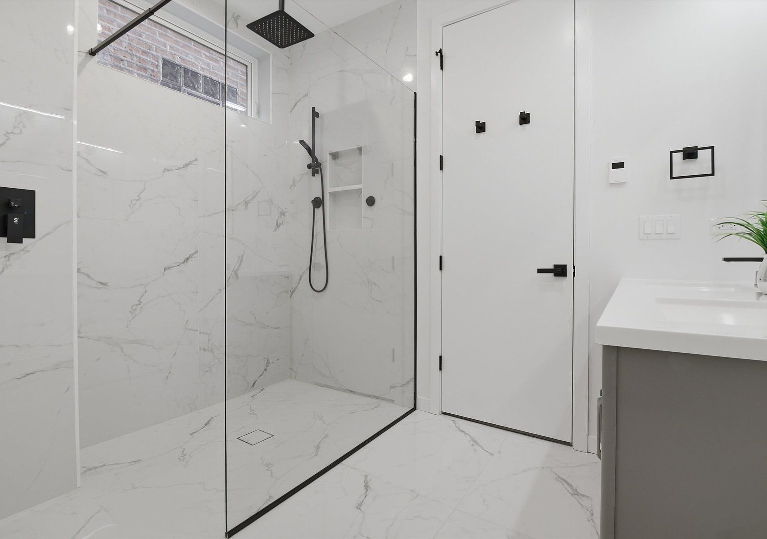 5824 N Lincoln Avenue Unit: GN