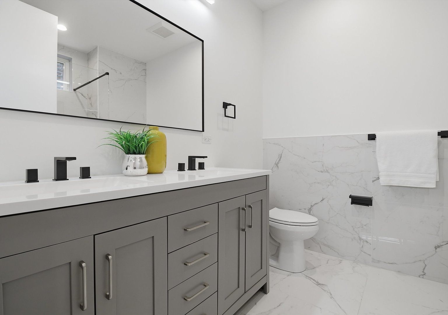 5824 N Lincoln Avenue Unit: GN