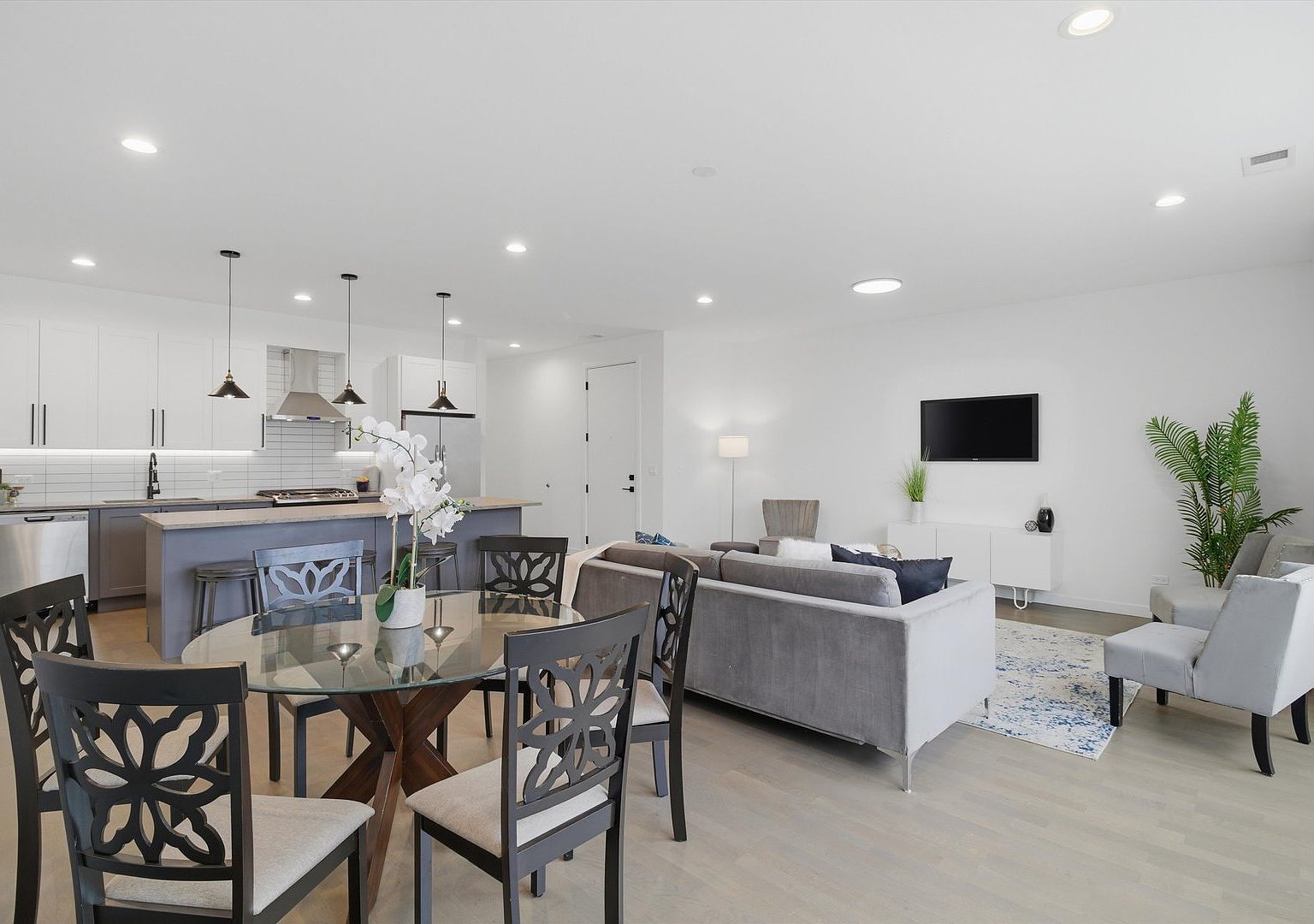 5824 N Lincoln Avenue Unit: GN
