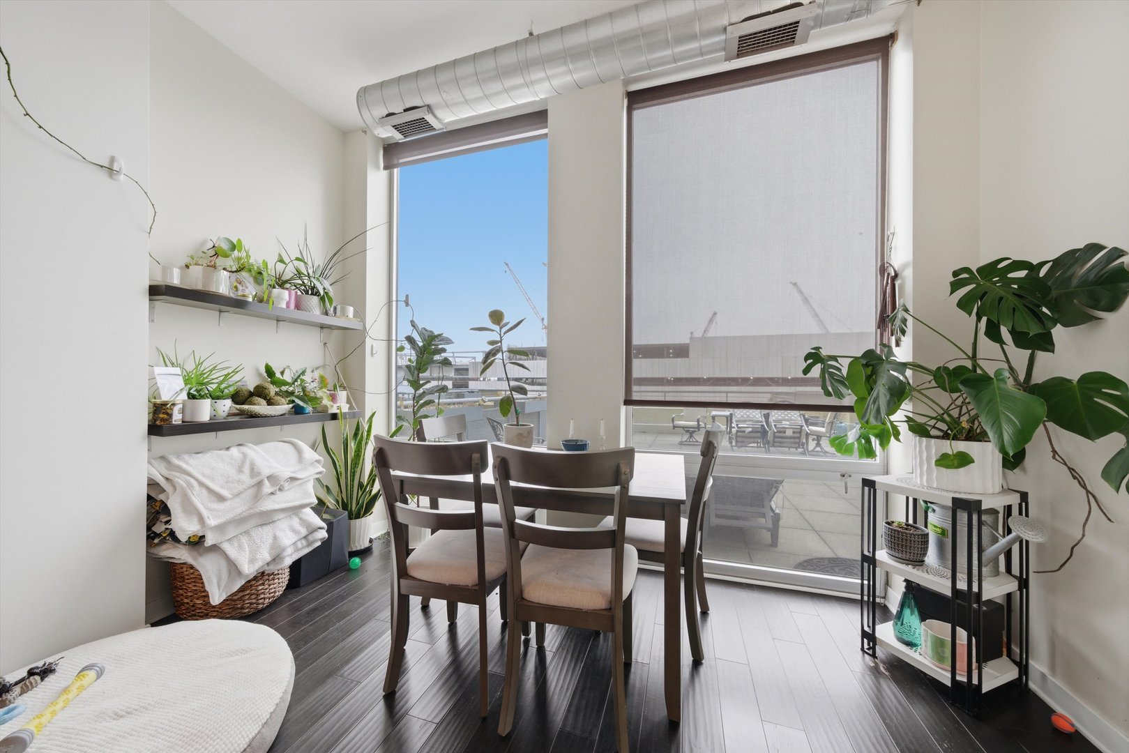 720 N Larrabee Street Unit: 712