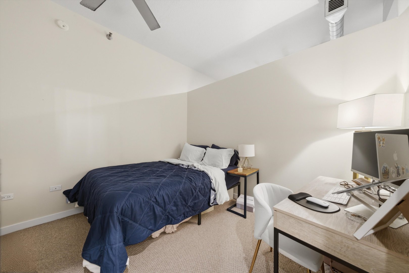 720 N Larrabee Street Unit: 712