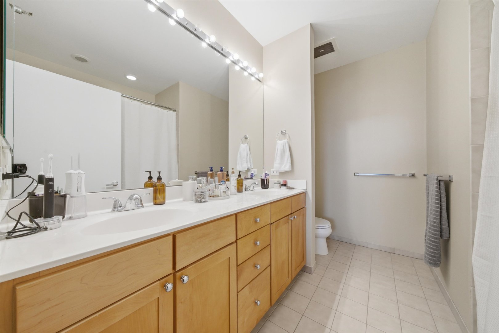 720 N Larrabee Street Unit: 712