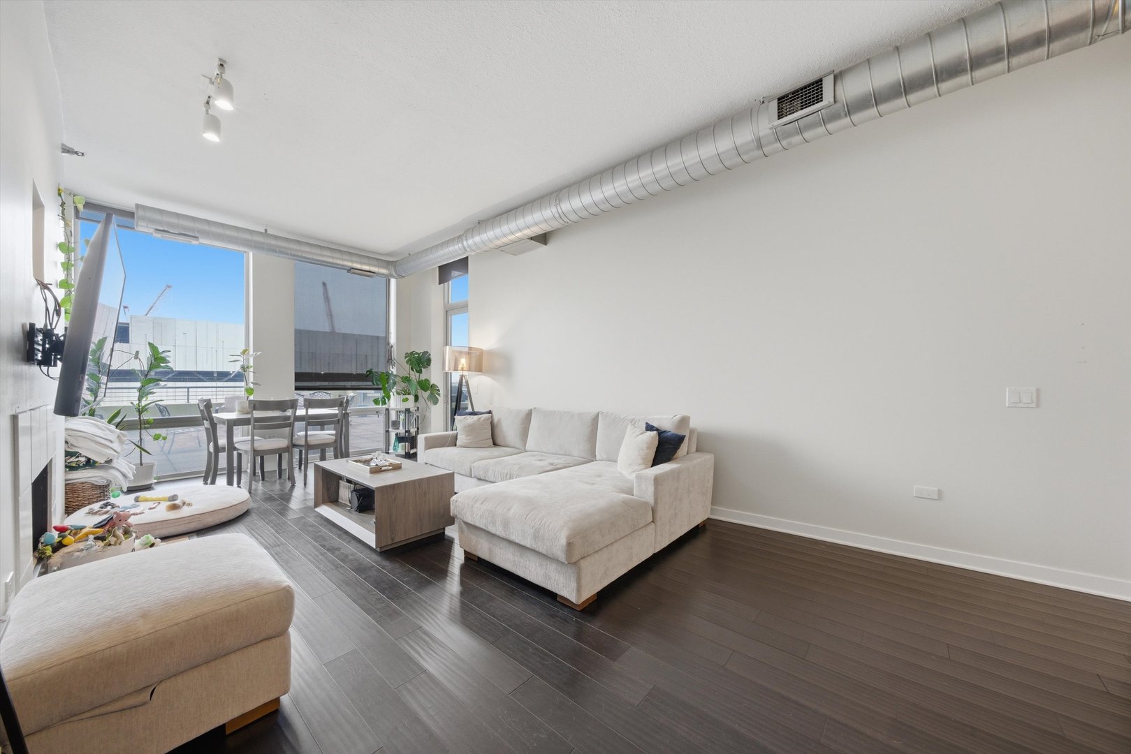 720 N Larrabee Street Unit: 712