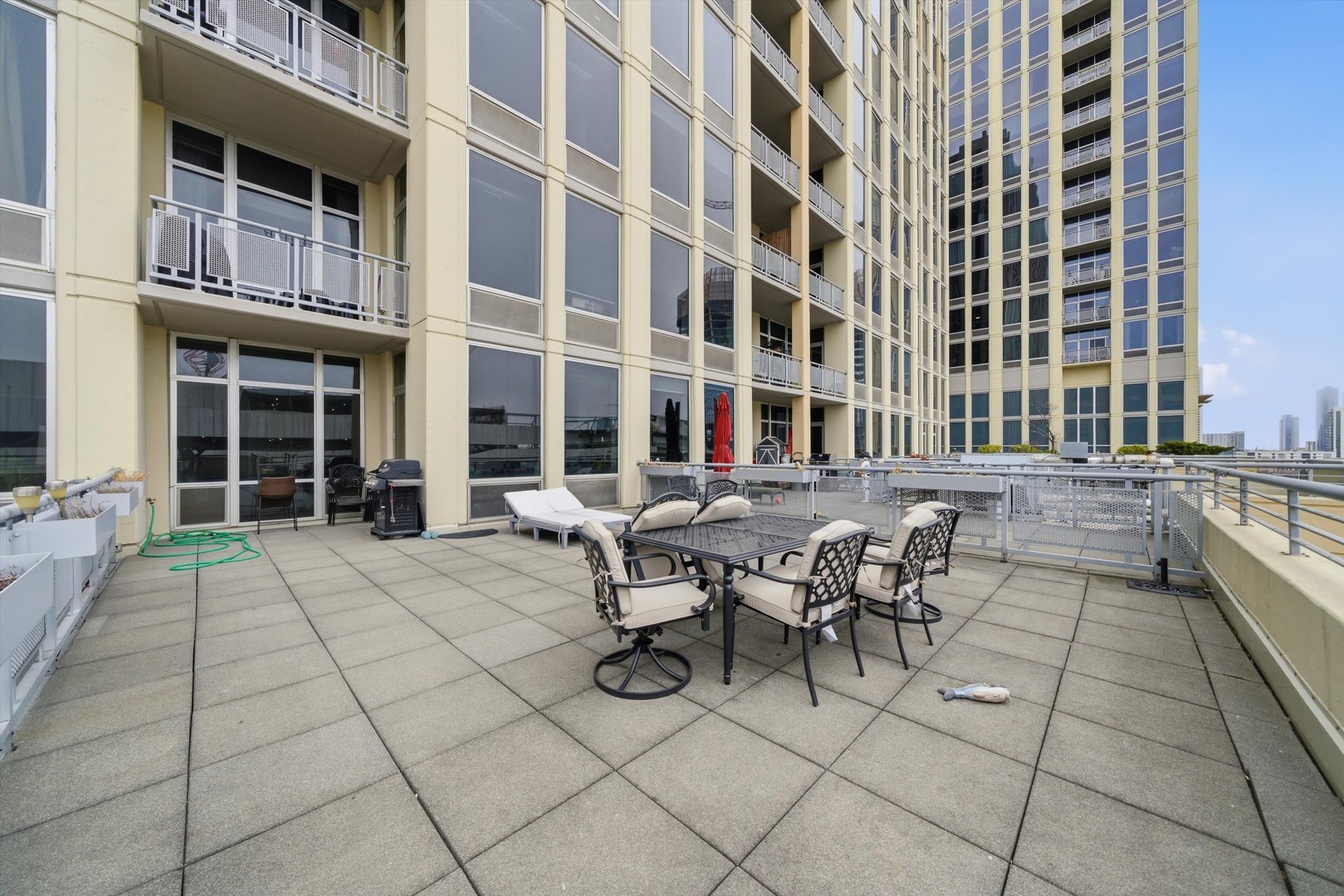 720 N Larrabee Street Unit: 712