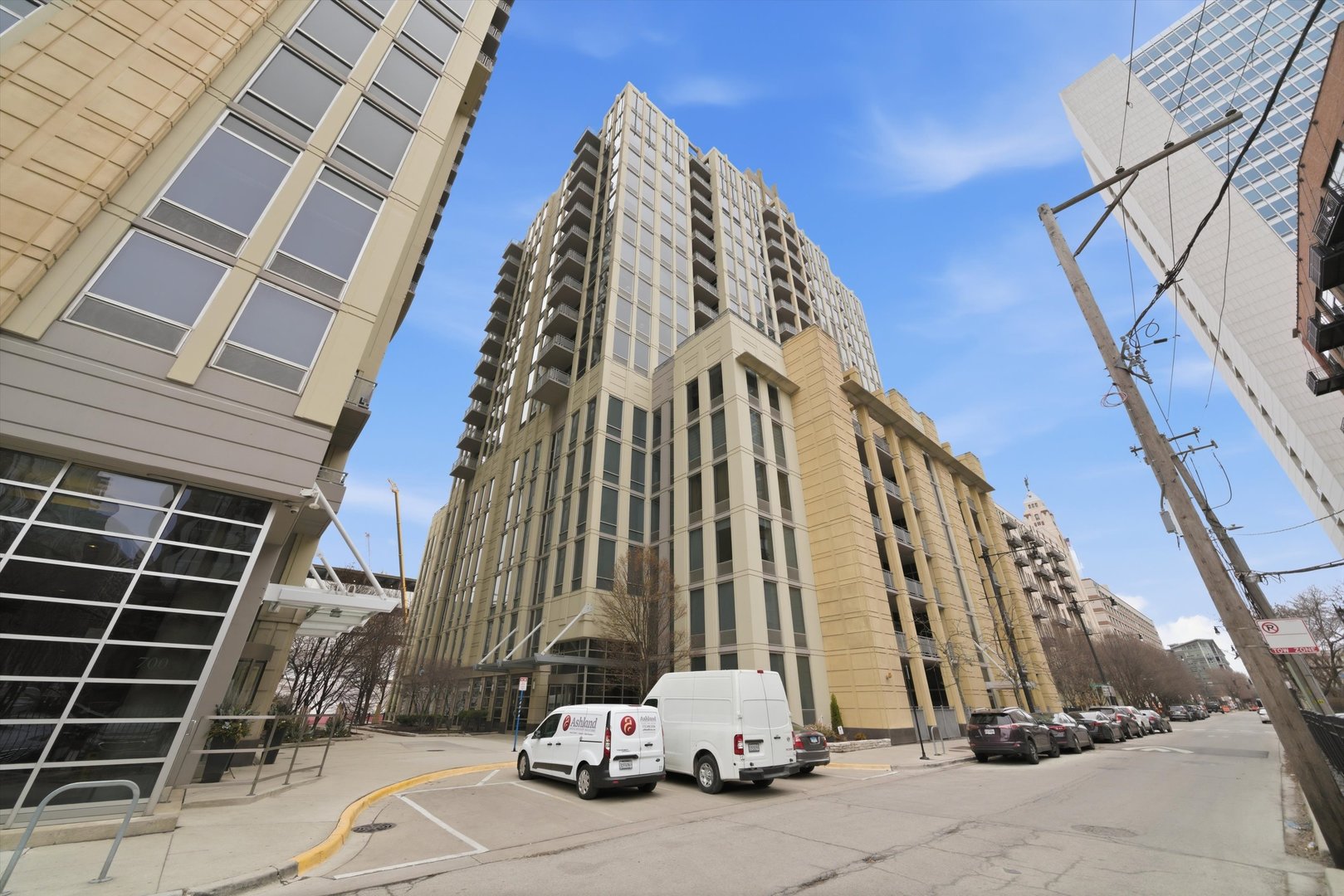 720 N Larrabee Street Unit: 712