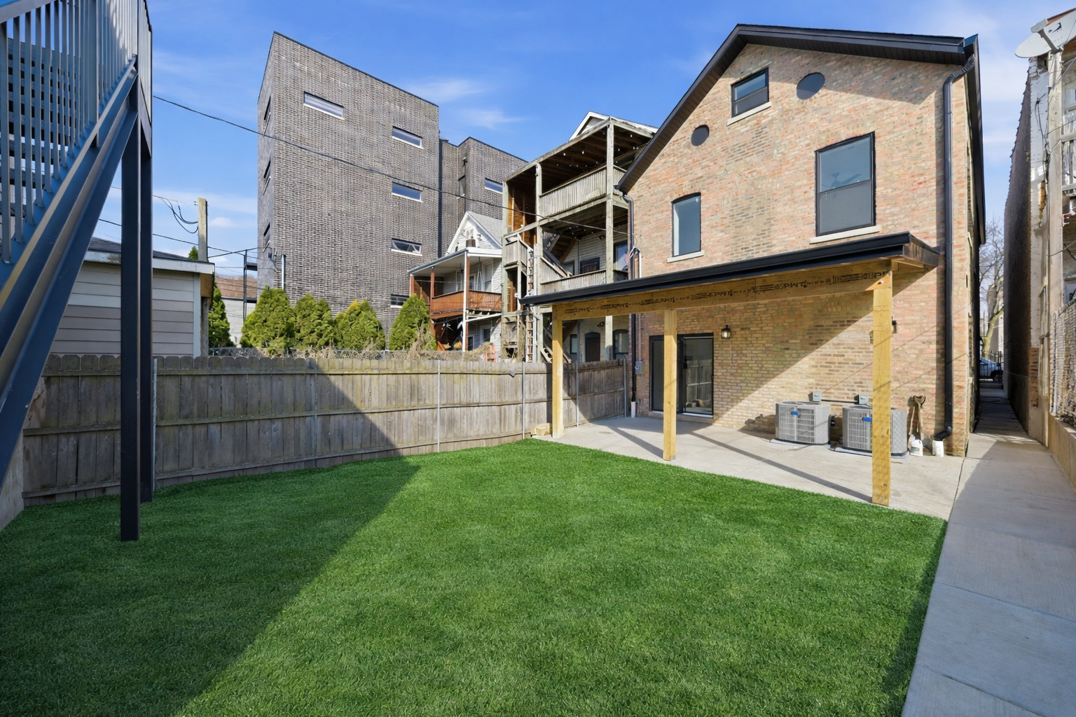 2625 W Armitage Avenue