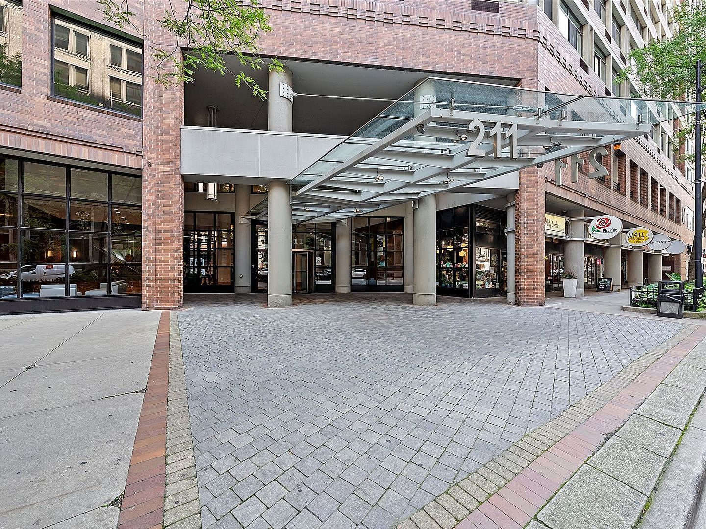 211 E Ohio Street Unit: 307