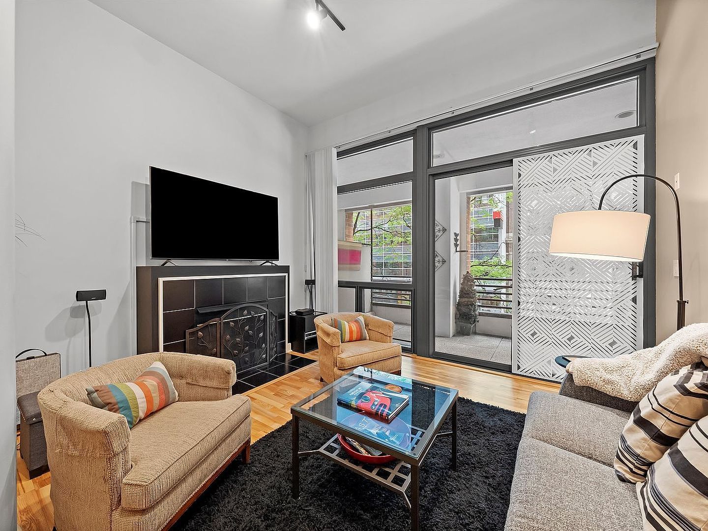 211 E Ohio Street Unit: 307