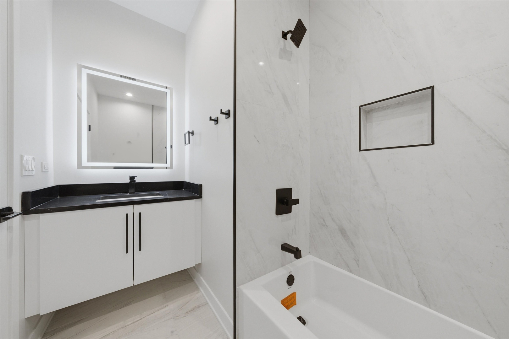 1355 N Western Avenue Unit: 2B