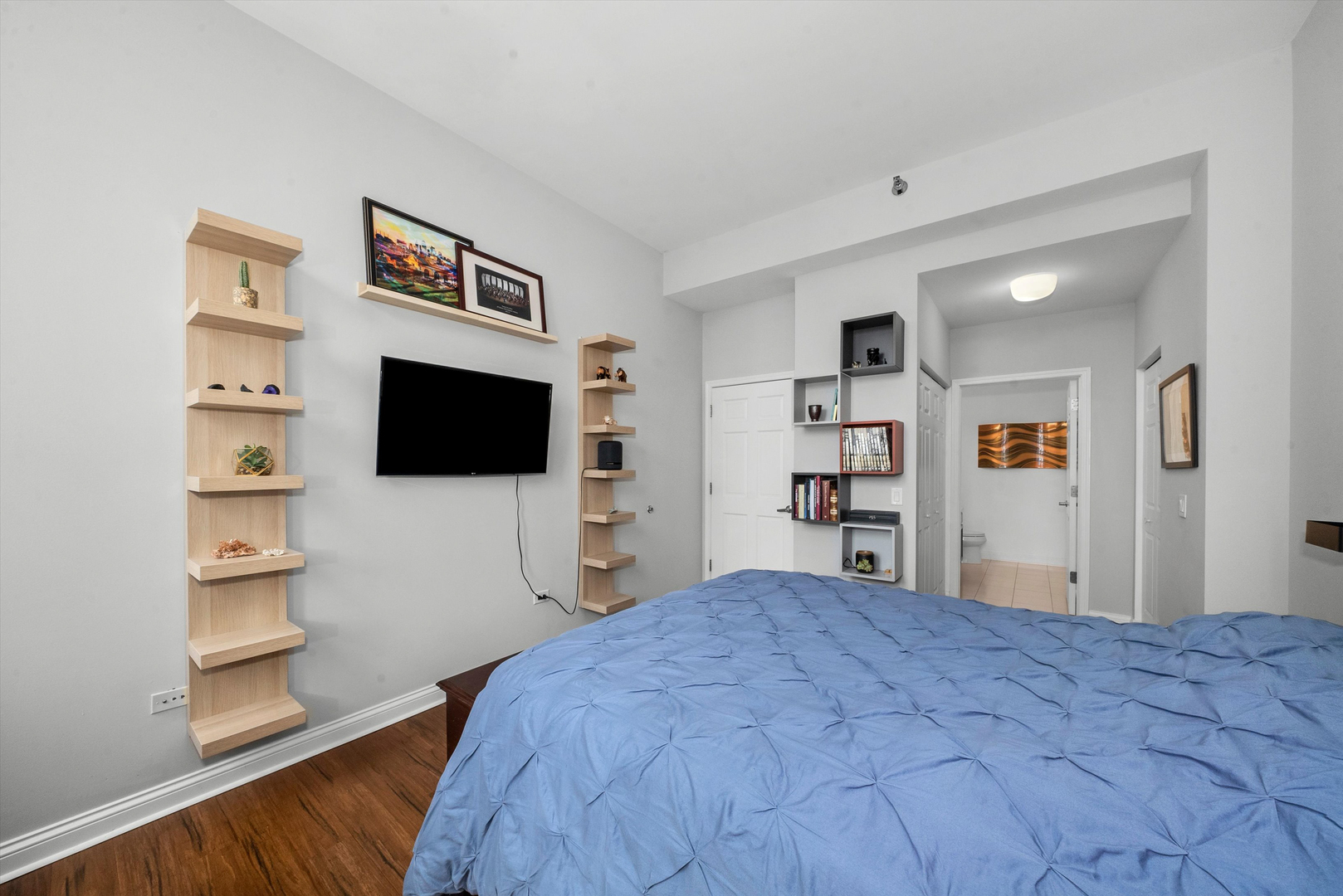 8 W MONROE Street Unit: 1704