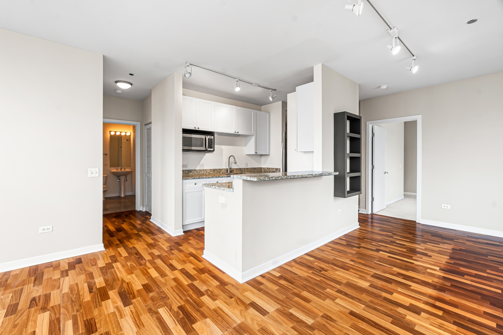 200 W GRAND Avenue Unit: 2103