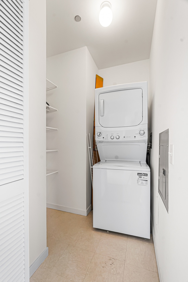 200 W GRAND Avenue Unit: 2103