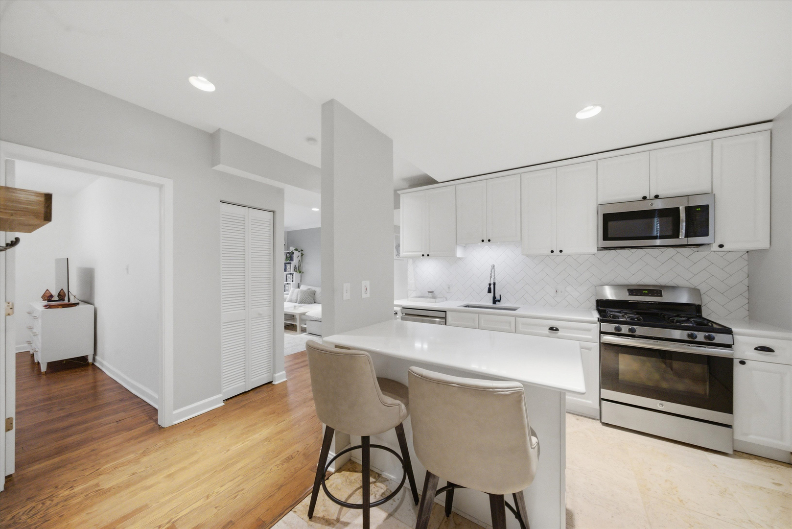 5953 N WINTHROP Avenue Unit: 1E