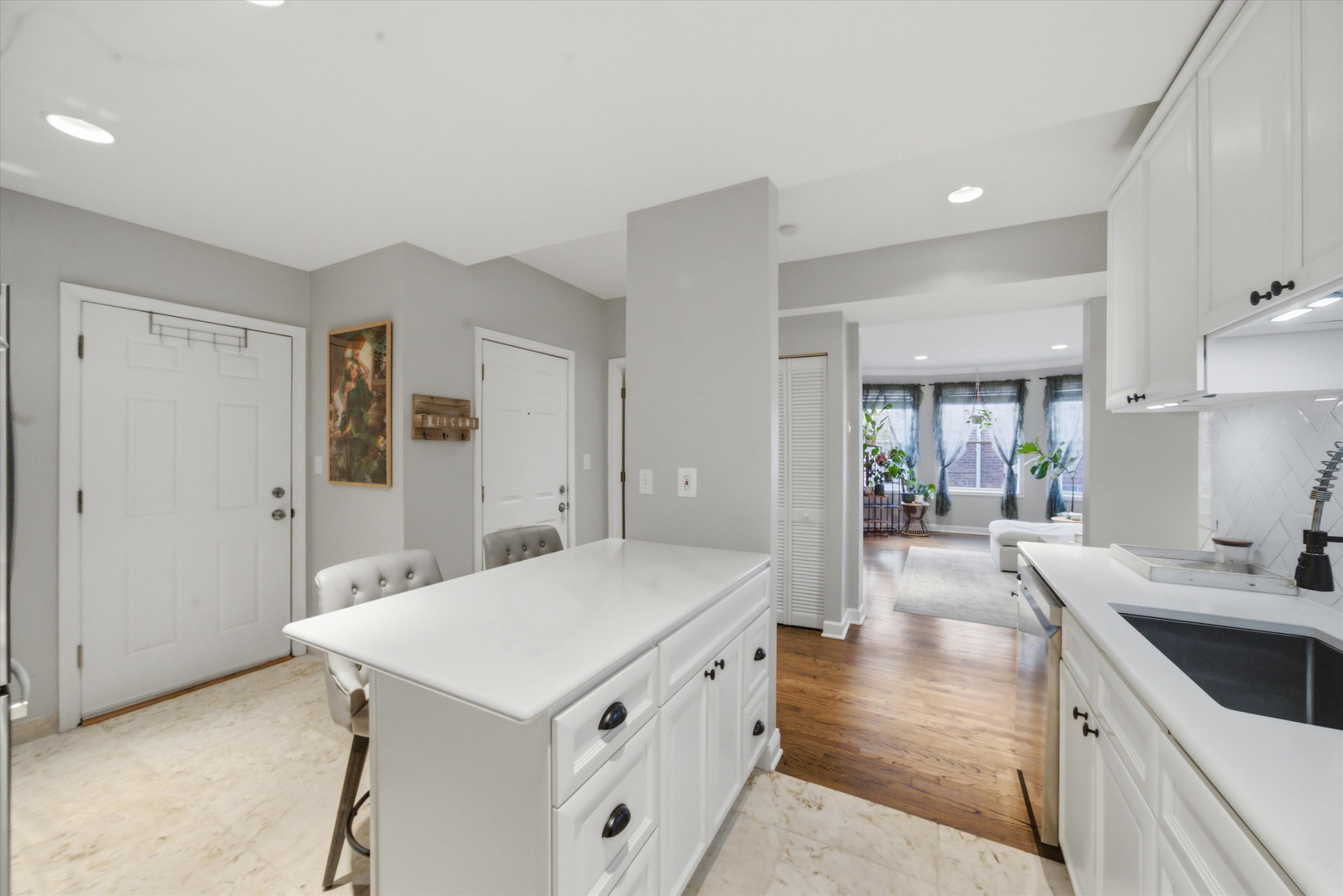 5953 N WINTHROP Avenue Unit: 1E