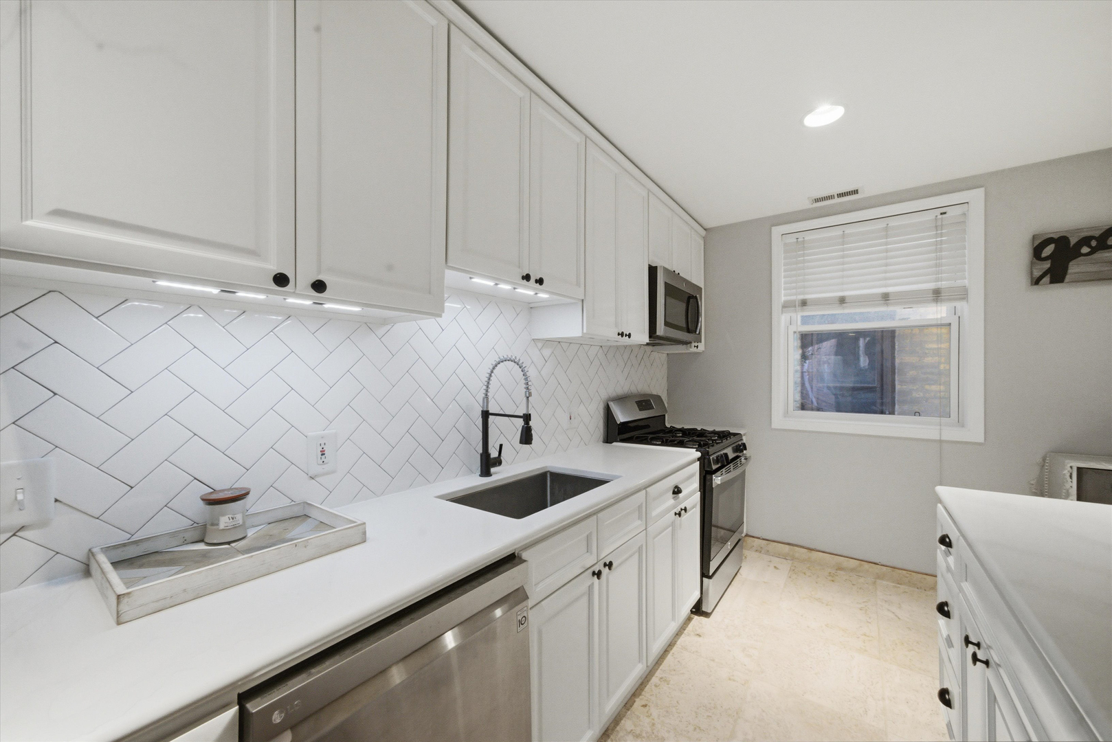 5953 N WINTHROP Avenue Unit: 1E