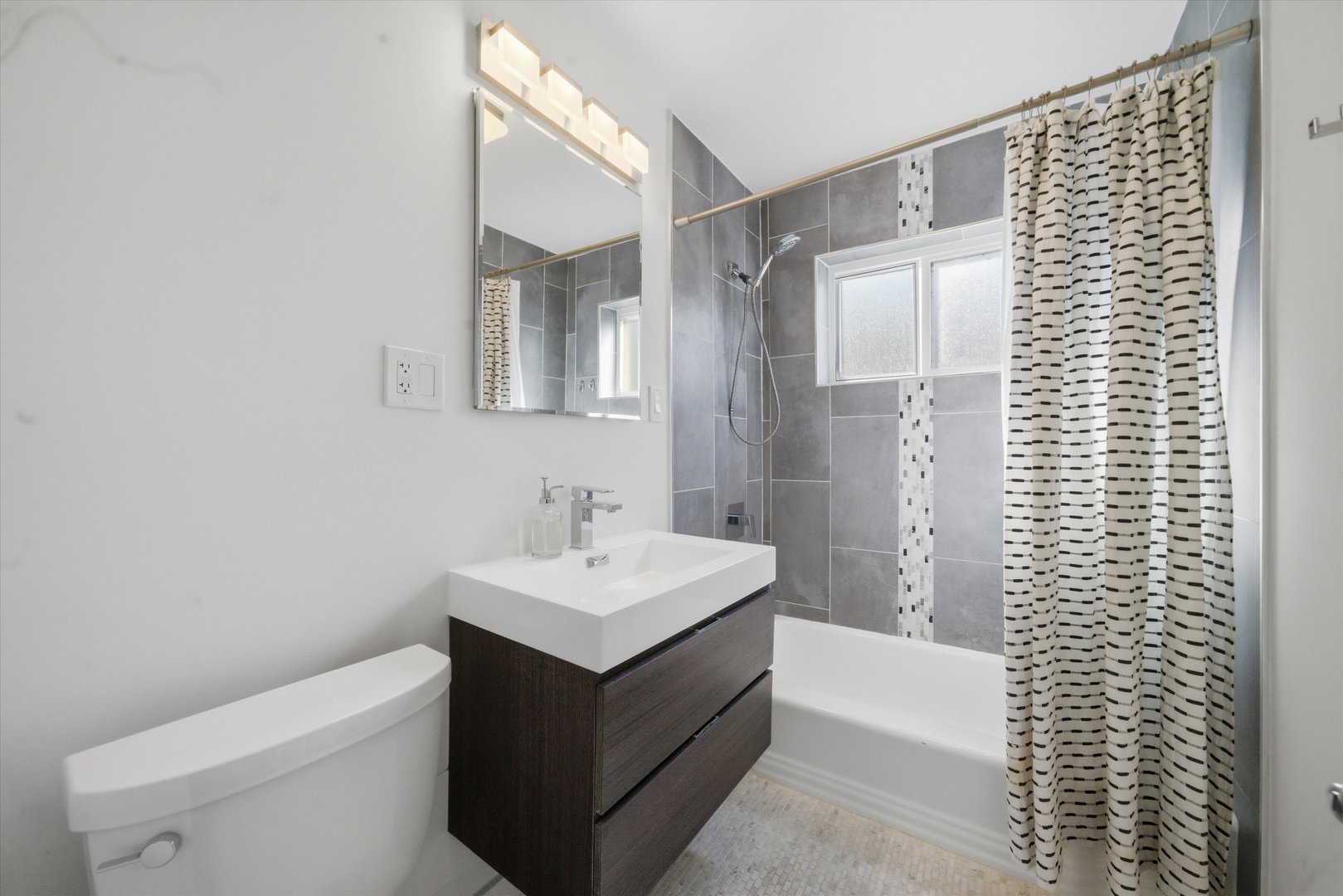 1331 W Chase Avenue Unit: 3A