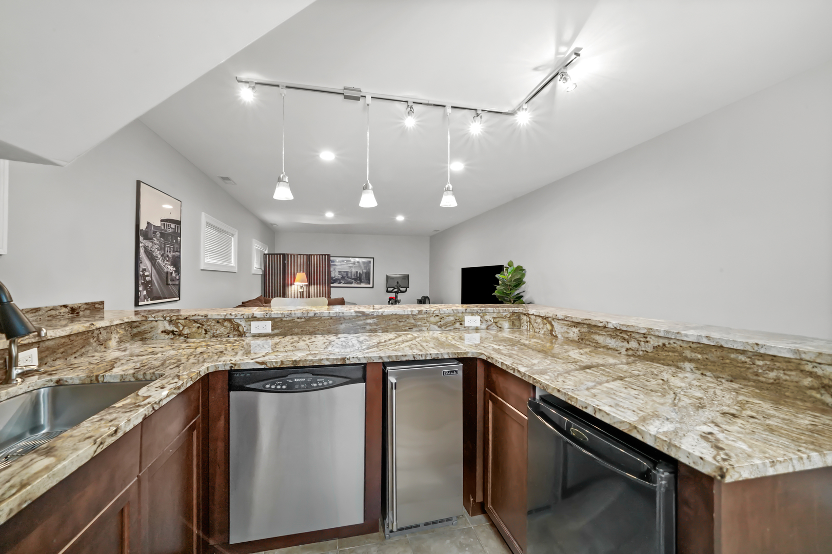 1636 W Warren Boulevard Unit: 1