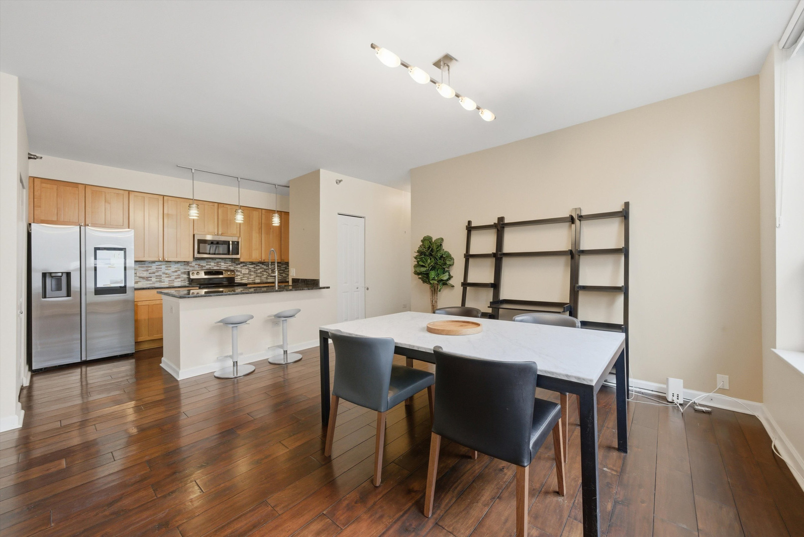 421 W Huron Street Unit: 809