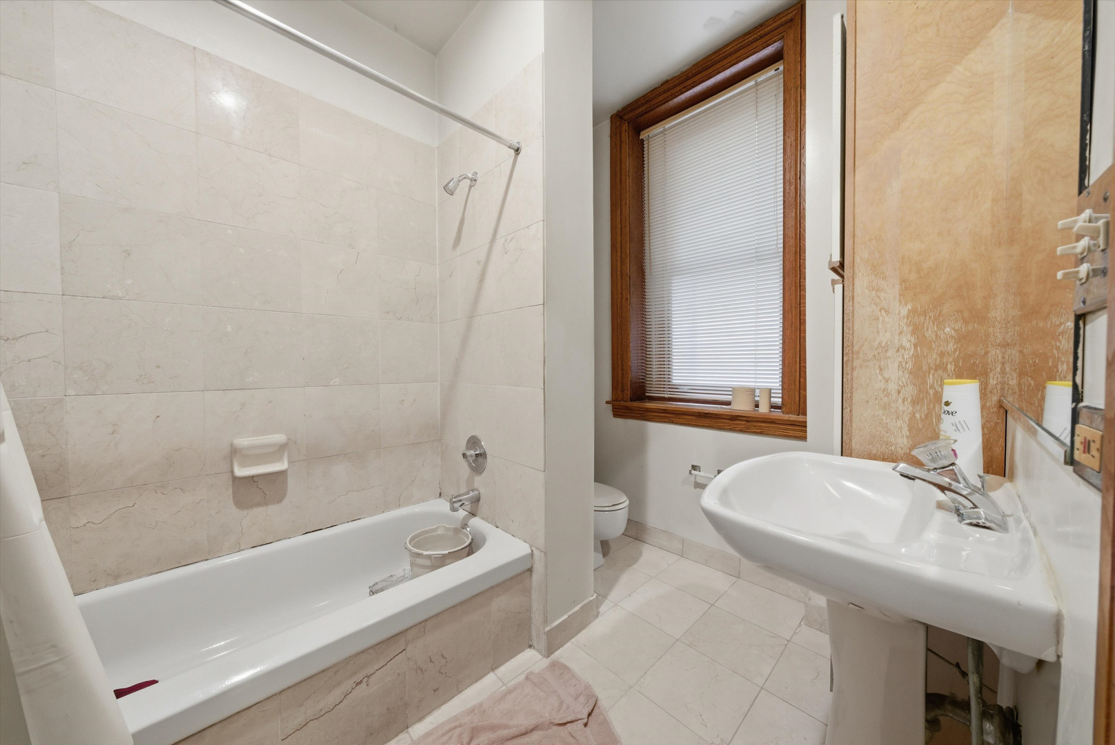 550 W Surf Street Unit: 319