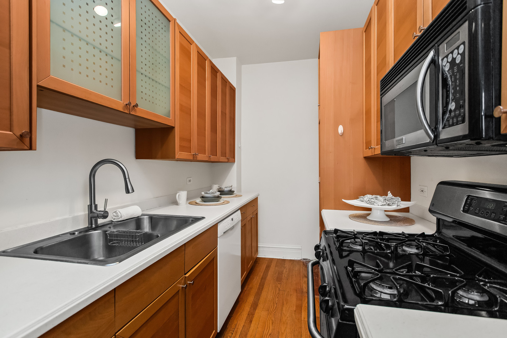 734 Noyes Street Unit: N3