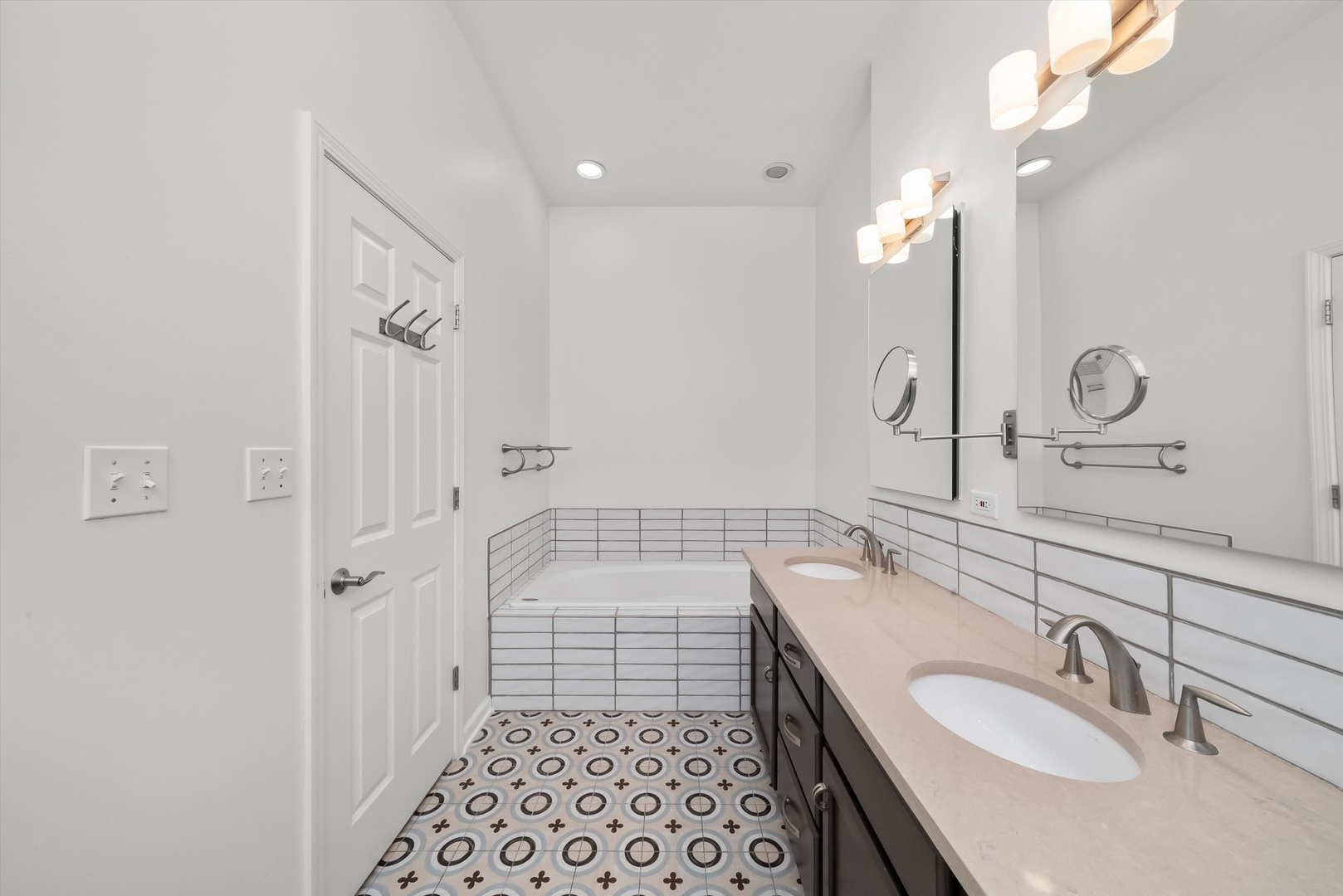 2846 N Southport Avenue Unit: 2N