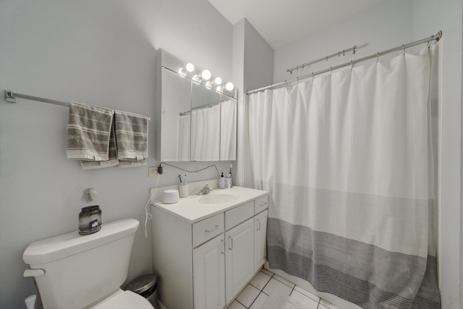 1532 W Oakdale Avenue