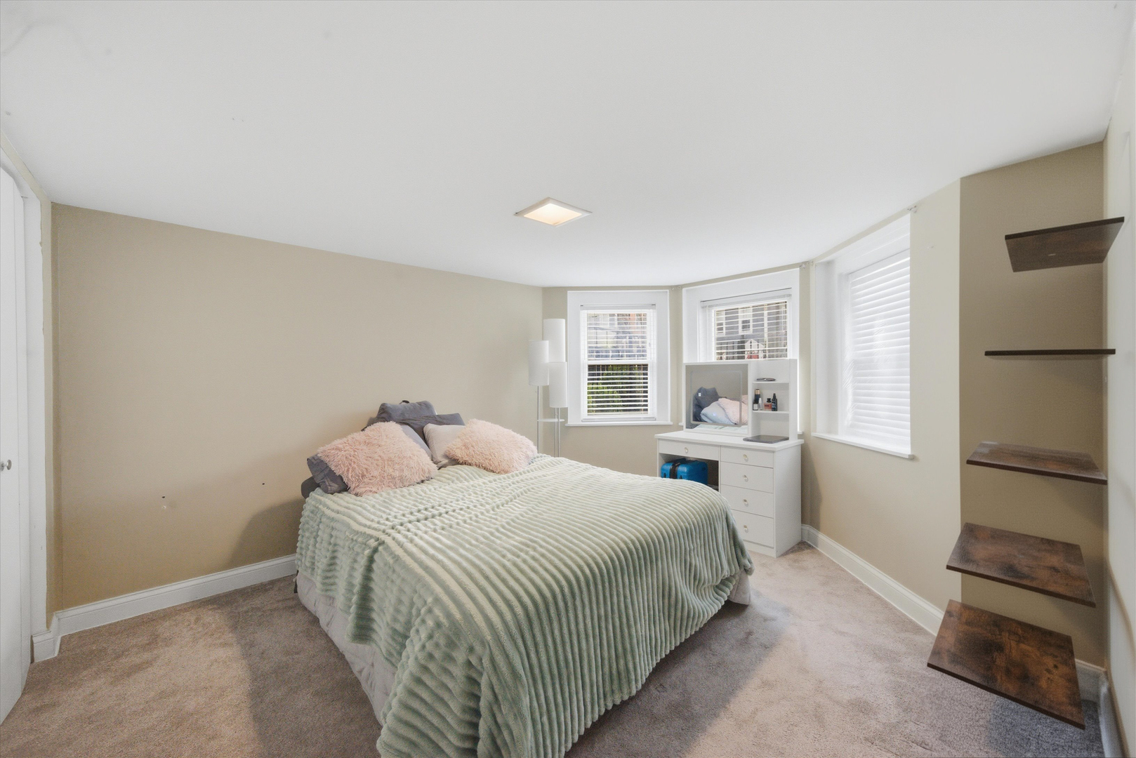 1532 W Oakdale Avenue