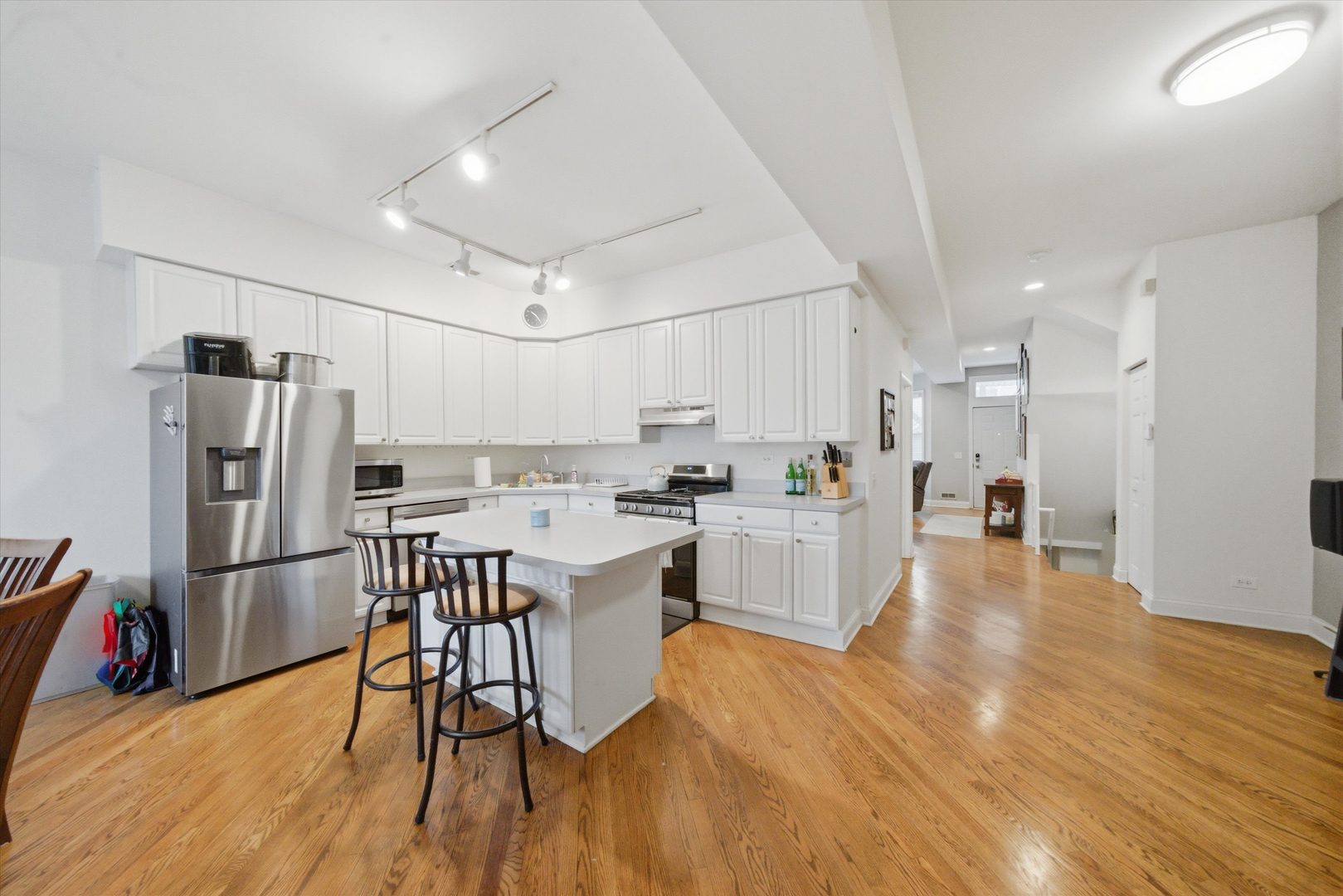 1532 W Oakdale Avenue