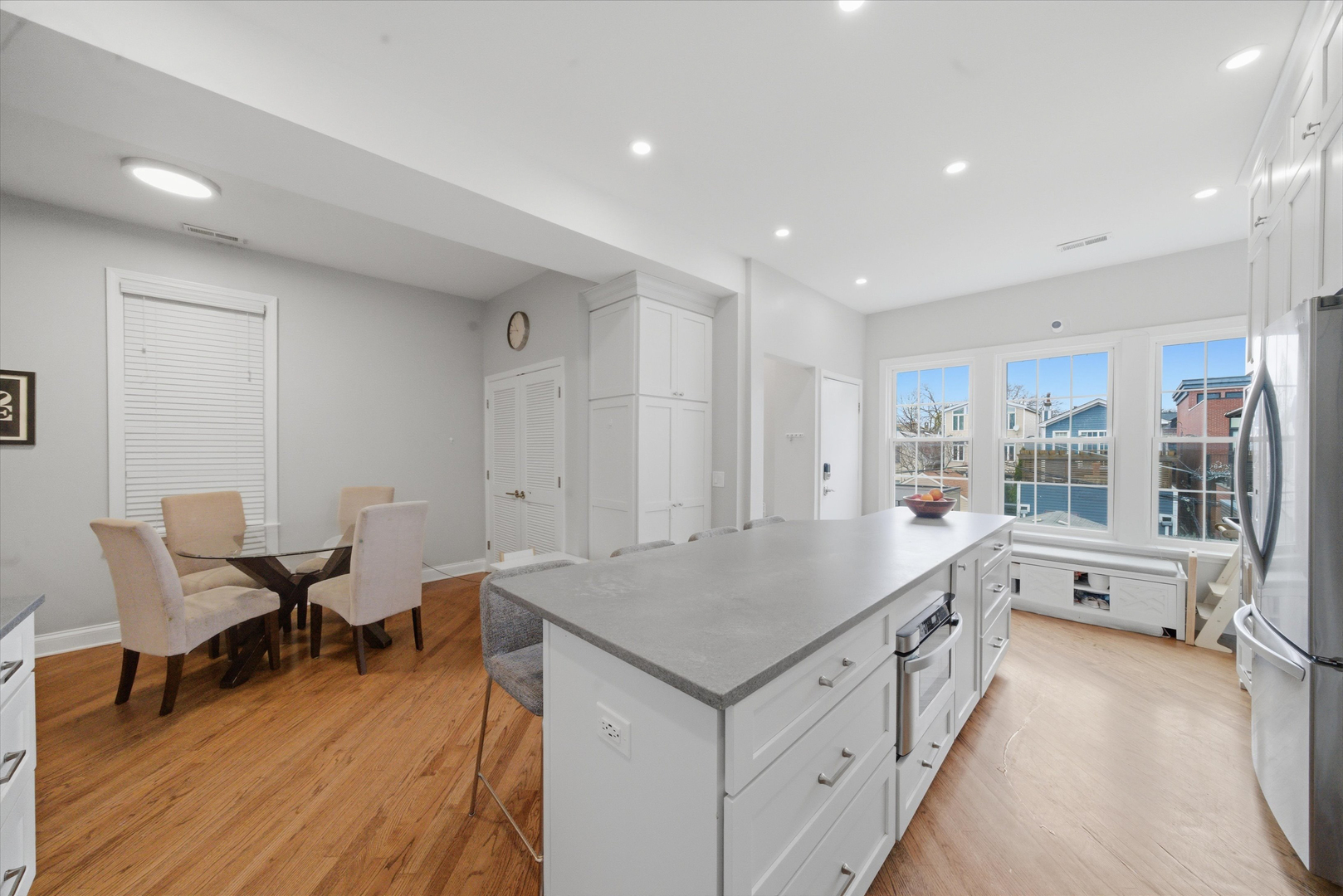 1532 W Oakdale Avenue