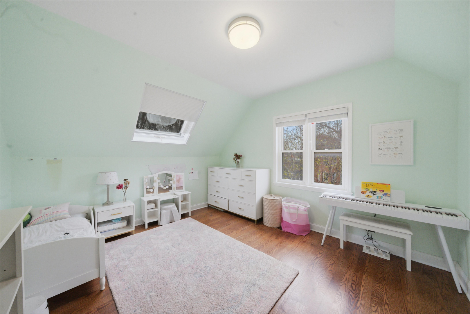 1532 W Oakdale Avenue