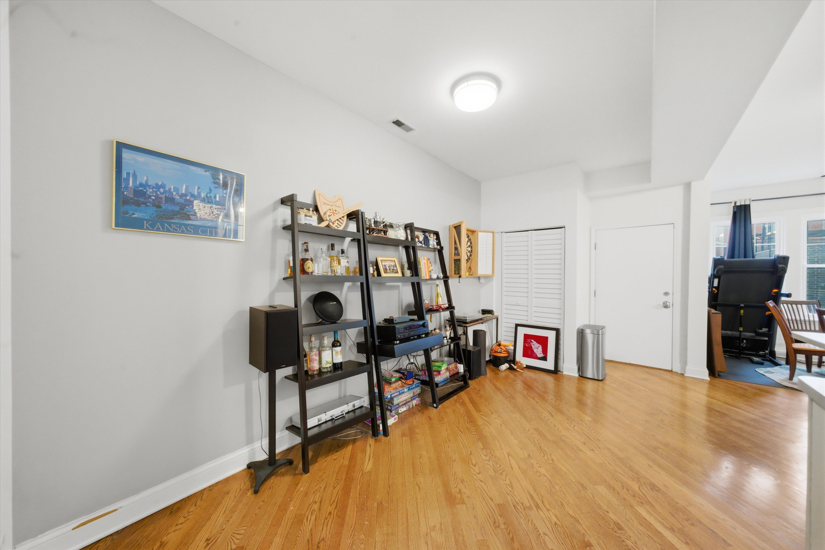 1532 W Oakdale Avenue