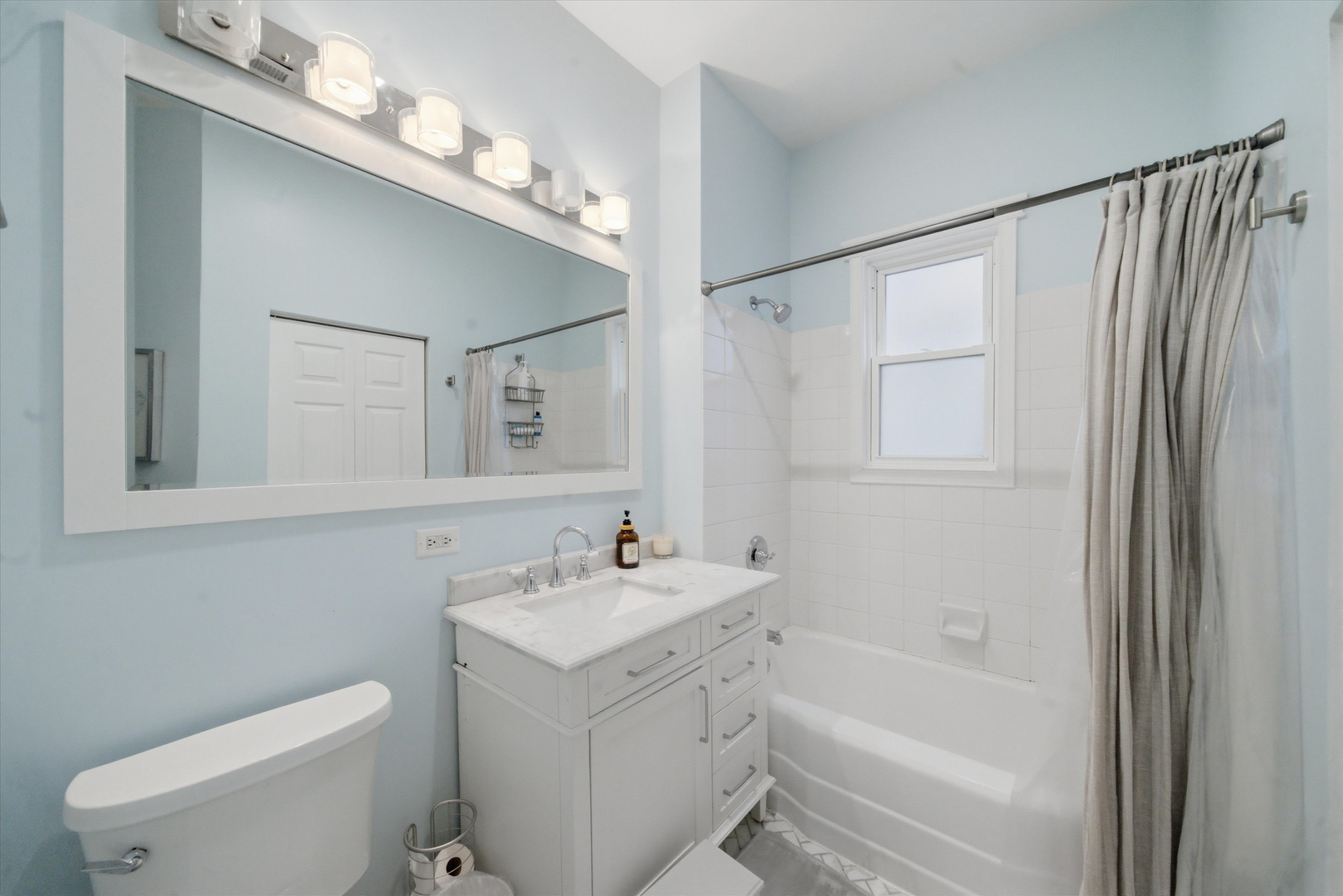 1532 W Oakdale Avenue