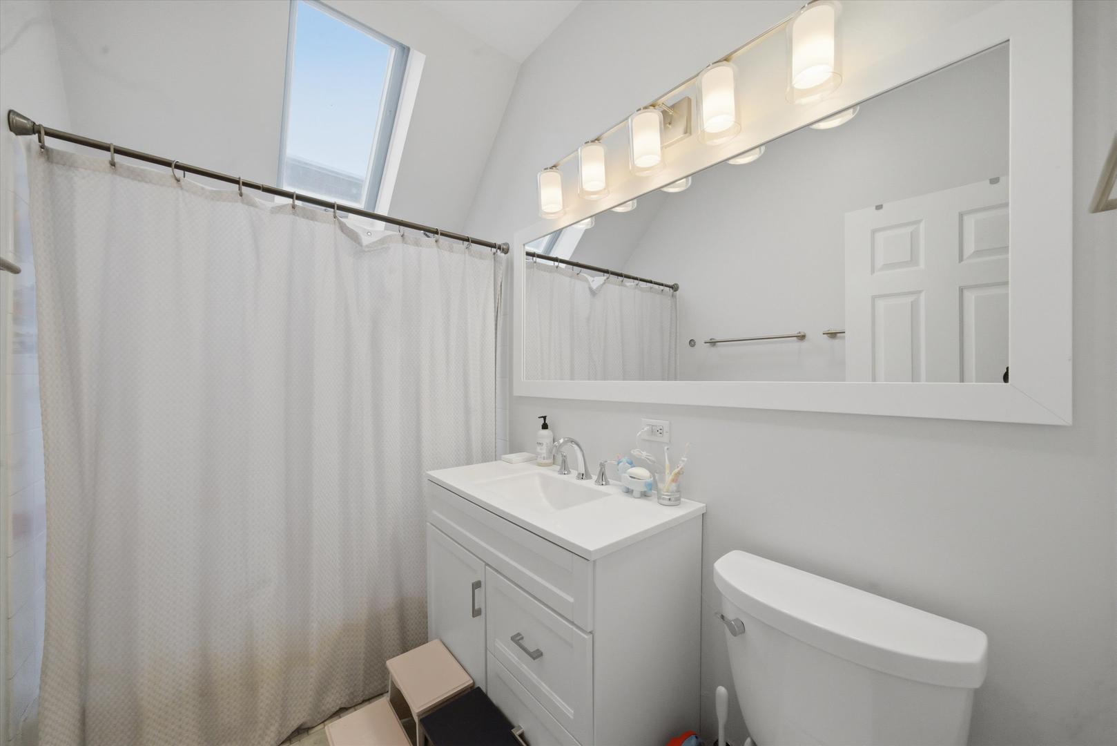 1532 W Oakdale Avenue